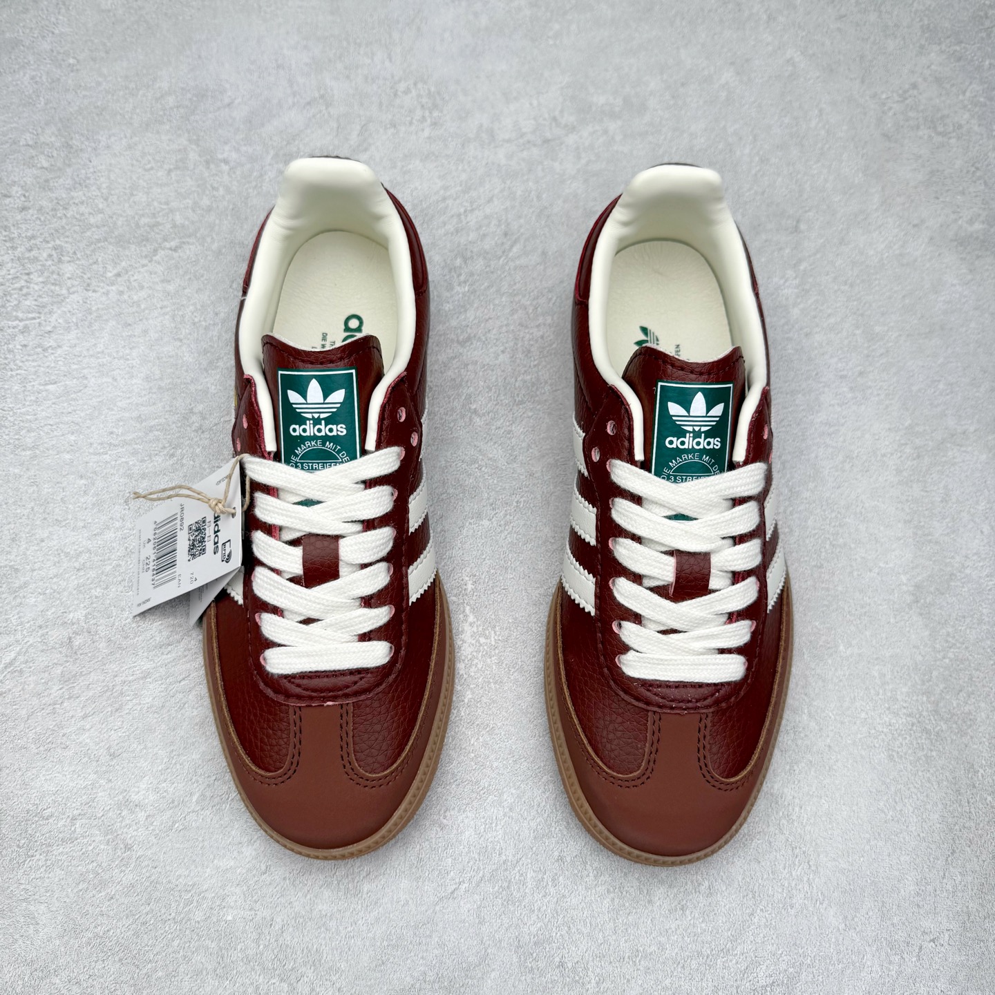 图片[2]-AD Original Samba OG 复古经典轻便板鞋 JR0892 口碑大厂出品 品控大底版型不断改良更新 全套原纸板楦头开发 确保原汁原味 完美呈现桑巴版型 一比一鞋头弧度高度鞋身弧度 此版本只针对中端市场 皮料材质有所更替 其他数据细节工艺流程均保持一致 绝不口嗨 细节品控鞋型随意对比 正确烫金高频细节 原装纳米超迁皮料 独家私模橡胶大底 原盒原配 这款桑巴鞋展示了高质量的工艺 带有装饰的超锁缝制和无缝的手感 柔软、柔软的皮革造型和标志性的3条纹完成了精致的外观 正规合身鞋带 鞋面上有绒面鞋垫 橡胶鞋底 享受正畸套筒软感 自50年代首次亮相以来就一直在赢得粉丝的青睐 尺码：35.5 36 36.5 37.5 38 38.5 39 40 40.5 41 42 42.5 43 44 44.5 45-选品中心