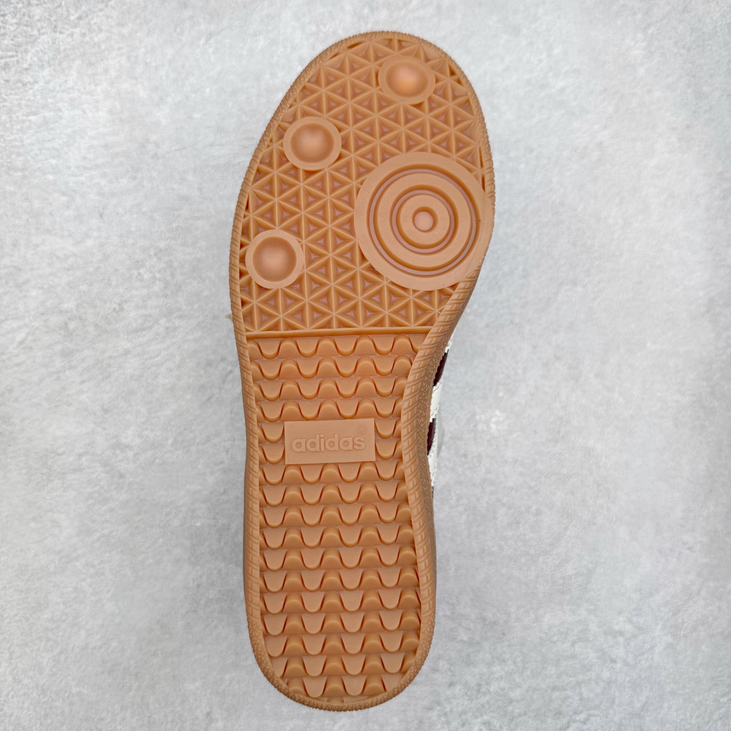 图片[9]-AD Original Samba OG 复古经典轻便板鞋 JR0892 口碑大厂出品 品控大底版型不断改良更新 全套原纸板楦头开发 确保原汁原味 完美呈现桑巴版型 一比一鞋头弧度高度鞋身弧度 此版本只针对中端市场 皮料材质有所更替 其他数据细节工艺流程均保持一致 绝不口嗨 细节品控鞋型随意对比 正确烫金高频细节 原装纳米超迁皮料 独家私模橡胶大底 原盒原配 这款桑巴鞋展示了高质量的工艺 带有装饰的超锁缝制和无缝的手感 柔软、柔软的皮革造型和标志性的3条纹完成了精致的外观 正规合身鞋带 鞋面上有绒面鞋垫 橡胶鞋底 享受正畸套筒软感 自50年代首次亮相以来就一直在赢得粉丝的青睐 尺码：35.5 36 36.5 37.5 38 38.5 39 40 40.5 41 42 42.5 43 44 44.5 45-选品中心