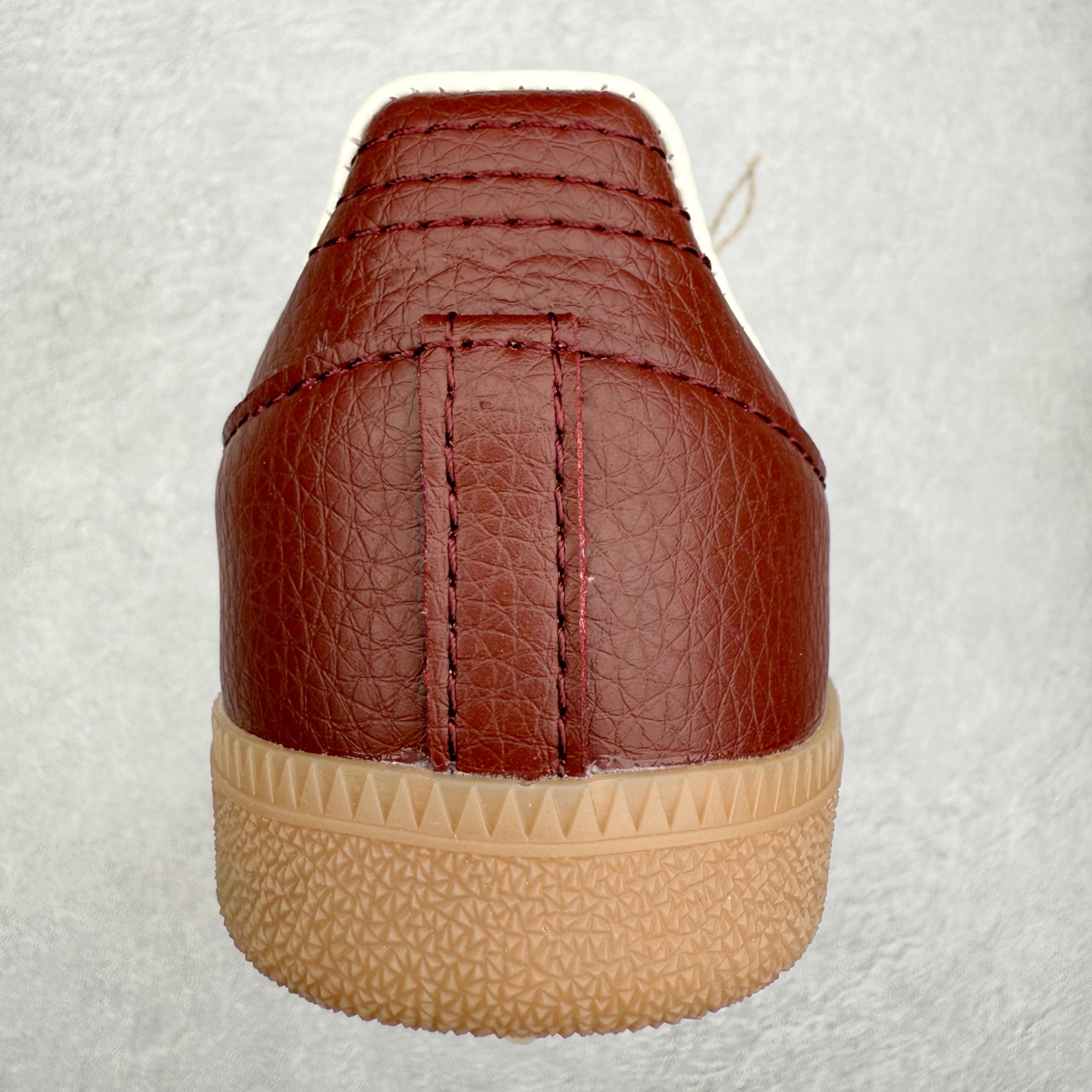 图片[8]-AD Original Samba OG 复古经典轻便板鞋 JR0892 口碑大厂出品 品控大底版型不断改良更新 全套原纸板楦头开发 确保原汁原味 完美呈现桑巴版型 一比一鞋头弧度高度鞋身弧度 此版本只针对中端市场 皮料材质有所更替 其他数据细节工艺流程均保持一致 绝不口嗨 细节品控鞋型随意对比 正确烫金高频细节 原装纳米超迁皮料 独家私模橡胶大底 原盒原配 这款桑巴鞋展示了高质量的工艺 带有装饰的超锁缝制和无缝的手感 柔软、柔软的皮革造型和标志性的3条纹完成了精致的外观 正规合身鞋带 鞋面上有绒面鞋垫 橡胶鞋底 享受正畸套筒软感 自50年代首次亮相以来就一直在赢得粉丝的青睐 尺码：35.5 36 36.5 37.5 38 38.5 39 40 40.5 41 42 42.5 43 44 44.5 45-选品中心