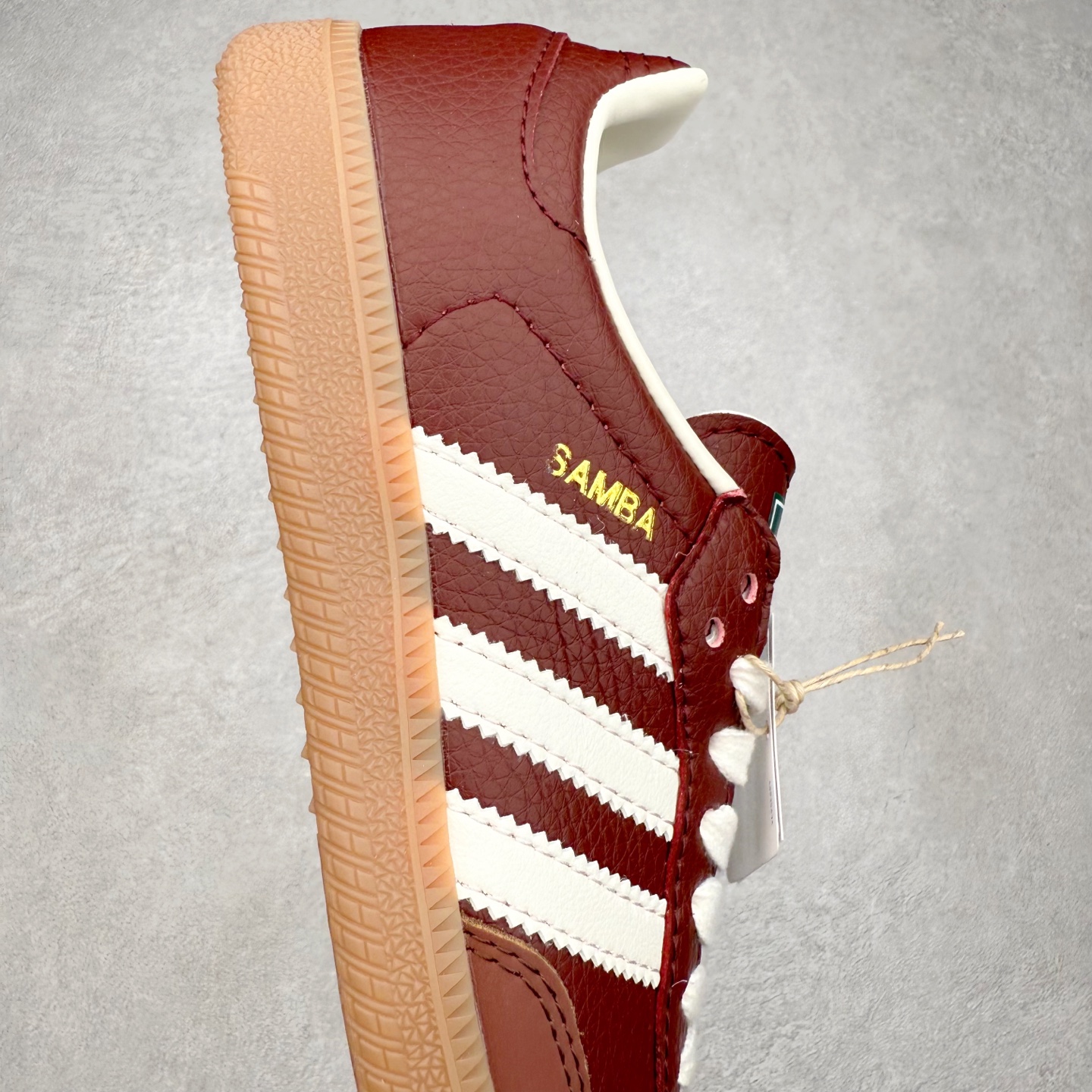 图片[6]-AD Original Samba OG 复古经典轻便板鞋 JR0892 口碑大厂出品 品控大底版型不断改良更新 全套原纸板楦头开发 确保原汁原味 完美呈现桑巴版型 一比一鞋头弧度高度鞋身弧度 此版本只针对中端市场 皮料材质有所更替 其他数据细节工艺流程均保持一致 绝不口嗨 细节品控鞋型随意对比 正确烫金高频细节 原装纳米超迁皮料 独家私模橡胶大底 原盒原配 这款桑巴鞋展示了高质量的工艺 带有装饰的超锁缝制和无缝的手感 柔软、柔软的皮革造型和标志性的3条纹完成了精致的外观 正规合身鞋带 鞋面上有绒面鞋垫 橡胶鞋底 享受正畸套筒软感 自50年代首次亮相以来就一直在赢得粉丝的青睐 尺码：35.5 36 36.5 37.5 38 38.5 39 40 40.5 41 42 42.5 43 44 44.5 45-选品中心