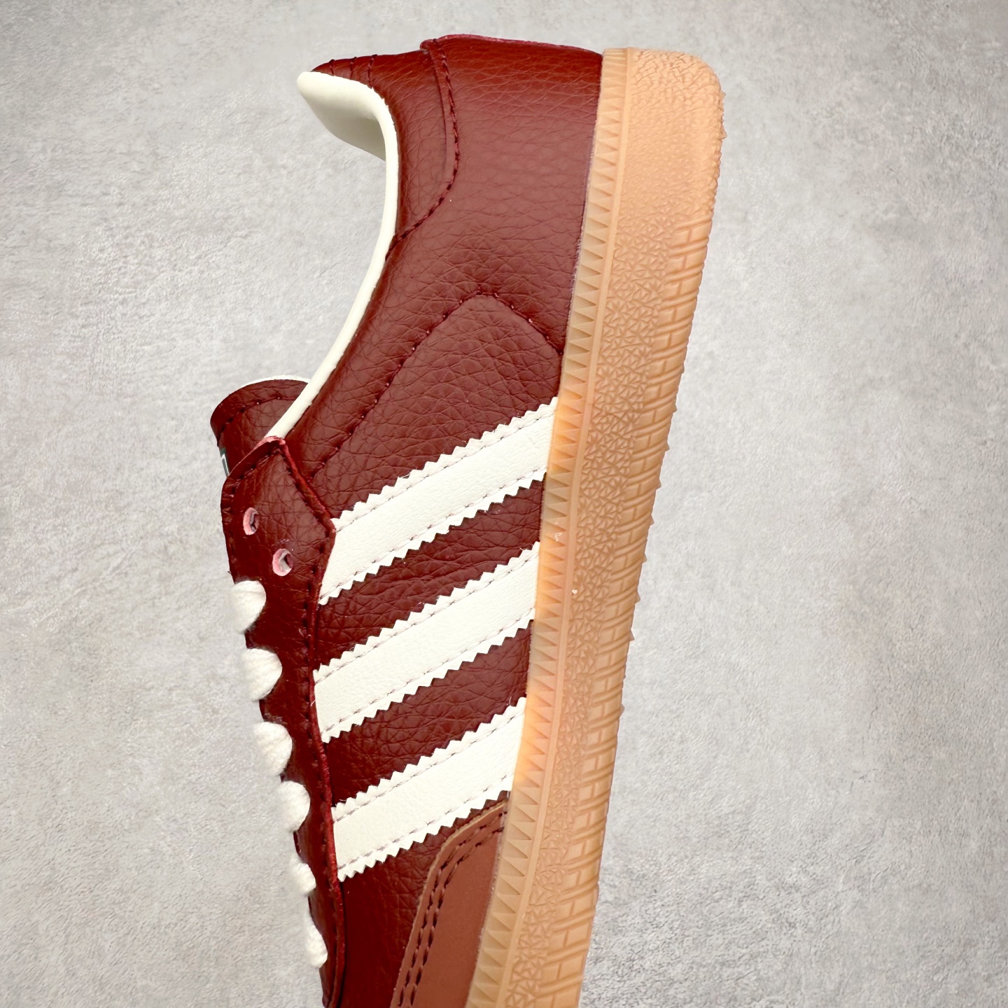 图片[7]-AD Original Samba OG 复古经典轻便板鞋 JR0892 口碑大厂出品 品控大底版型不断改良更新 全套原纸板楦头开发 确保原汁原味 完美呈现桑巴版型 一比一鞋头弧度高度鞋身弧度 此版本只针对中端市场 皮料材质有所更替 其他数据细节工艺流程均保持一致 绝不口嗨 细节品控鞋型随意对比 正确烫金高频细节 原装纳米超迁皮料 独家私模橡胶大底 原盒原配 这款桑巴鞋展示了高质量的工艺 带有装饰的超锁缝制和无缝的手感 柔软、柔软的皮革造型和标志性的3条纹完成了精致的外观 正规合身鞋带 鞋面上有绒面鞋垫 橡胶鞋底 享受正畸套筒软感 自50年代首次亮相以来就一直在赢得粉丝的青睐 尺码：35.5 36 36.5 37.5 38 38.5 39 40 40.5 41 42 42.5 43 44 44.5 45-选品中心