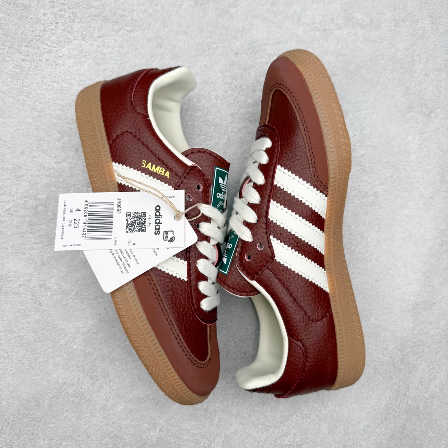 图片[3]-AD Original Samba OG 复古经典轻便板鞋 JR0892 口碑大厂出品 品控大底版型不断改良更新 全套原纸板楦头开发 确保原汁原味 完美呈现桑巴版型 一比一鞋头弧度高度鞋身弧度 此版本只针对中端市场 皮料材质有所更替 其他数据细节工艺流程均保持一致 绝不口嗨 细节品控鞋型随意对比 正确烫金高频细节 原装纳米超迁皮料 独家私模橡胶大底 原盒原配 这款桑巴鞋展示了高质量的工艺 带有装饰的超锁缝制和无缝的手感 柔软、柔软的皮革造型和标志性的3条纹完成了精致的外观 正规合身鞋带 鞋面上有绒面鞋垫 橡胶鞋底 享受正畸套筒软感 自50年代首次亮相以来就一直在赢得粉丝的青睐 尺码：35.5 36 36.5 37.5 38 38.5 39 40 40.5 41 42 42.5 43 44 44.5 45-选品中心
