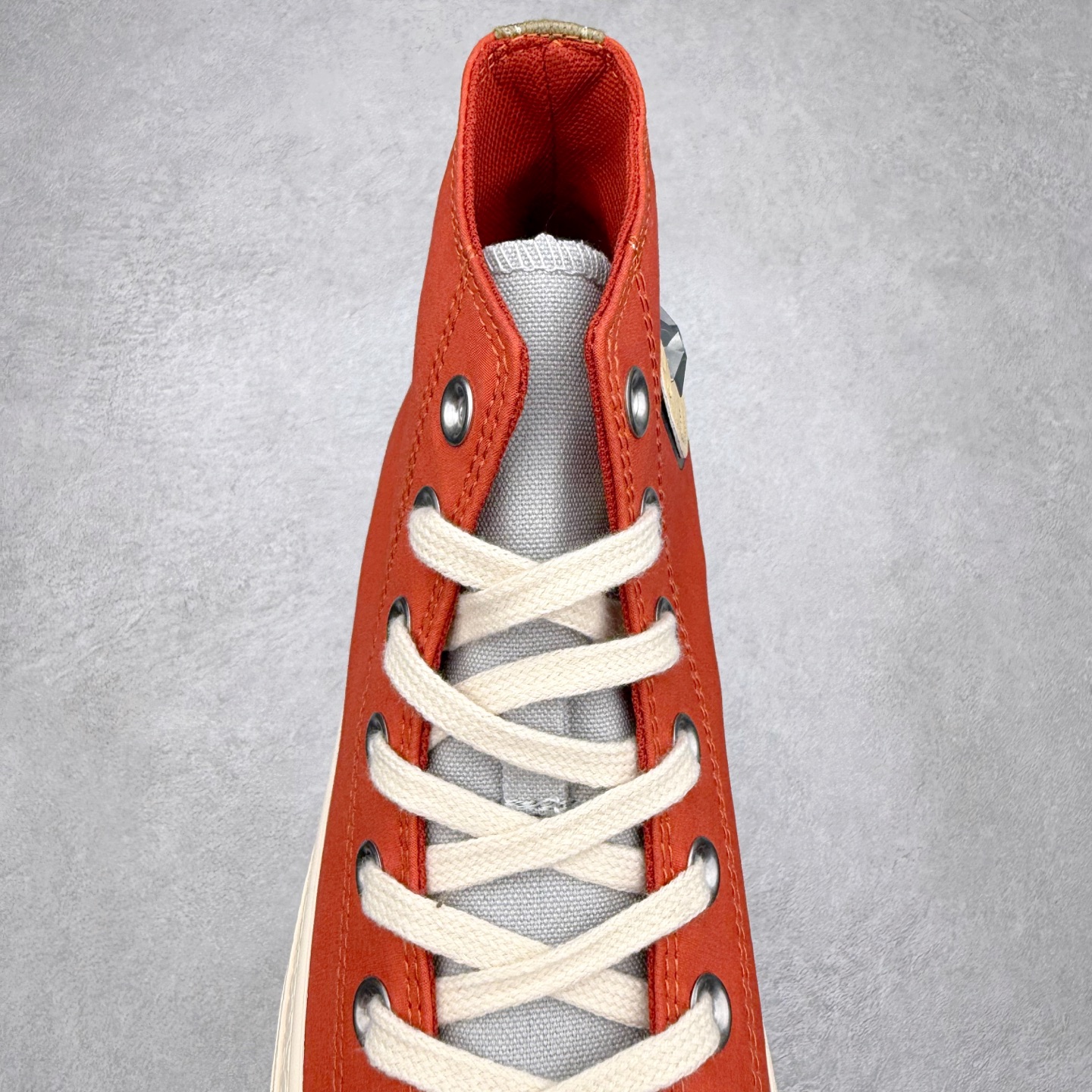 图片[5]-火影忍者 x Converse Chuck Taylor All Star 橙色 匡威联名 舒适休闲高帮帆布鞋 「鸣人」配色采用标志性的橙色，鞋身印有其腹部的八卦封印图案，黑色鞋舌配黄色内衬，还原经典服装，后跟金属木叶村徽，暗藏忍者星浮雕。 每款联名均将传统All Star徽标替换为3D金属手里剑徽章，后跟护条则设计成各角色护额造型。 货号：A14836C 尺码：35 36 36.5 37 37.5 38 39 39.5 40 41 41.5 42 42.5 43 44-选品中心