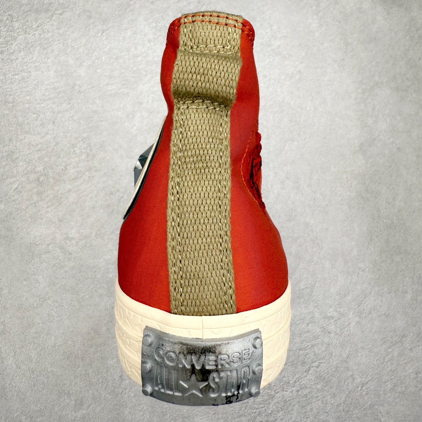 图片[8]-火影忍者 x Converse Chuck Taylor All Star 橙色 匡威联名 舒适休闲高帮帆布鞋 「鸣人」配色采用标志性的橙色，鞋身印有其腹部的八卦封印图案，黑色鞋舌配黄色内衬，还原经典服装，后跟金属木叶村徽，暗藏忍者星浮雕。 每款联名均将传统All Star徽标替换为3D金属手里剑徽章，后跟护条则设计成各角色护额造型。 货号：A14836C 尺码：35 36 36.5 37 37.5 38 39 39.5 40 41 41.5 42 42.5 43 44-选品中心