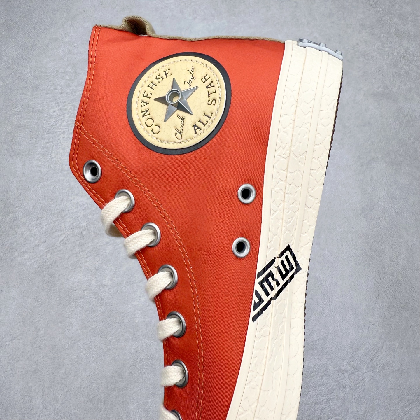 图片[7]-火影忍者 x Converse Chuck Taylor All Star 橙色 匡威联名 舒适休闲高帮帆布鞋 「鸣人」配色采用标志性的橙色，鞋身印有其腹部的八卦封印图案，黑色鞋舌配黄色内衬，还原经典服装，后跟金属木叶村徽，暗藏忍者星浮雕。 每款联名均将传统All Star徽标替换为3D金属手里剑徽章，后跟护条则设计成各角色护额造型。 货号：A14836C 尺码：35 36 36.5 37 37.5 38 39 39.5 40 41 41.5 42 42.5 43 44-选品中心