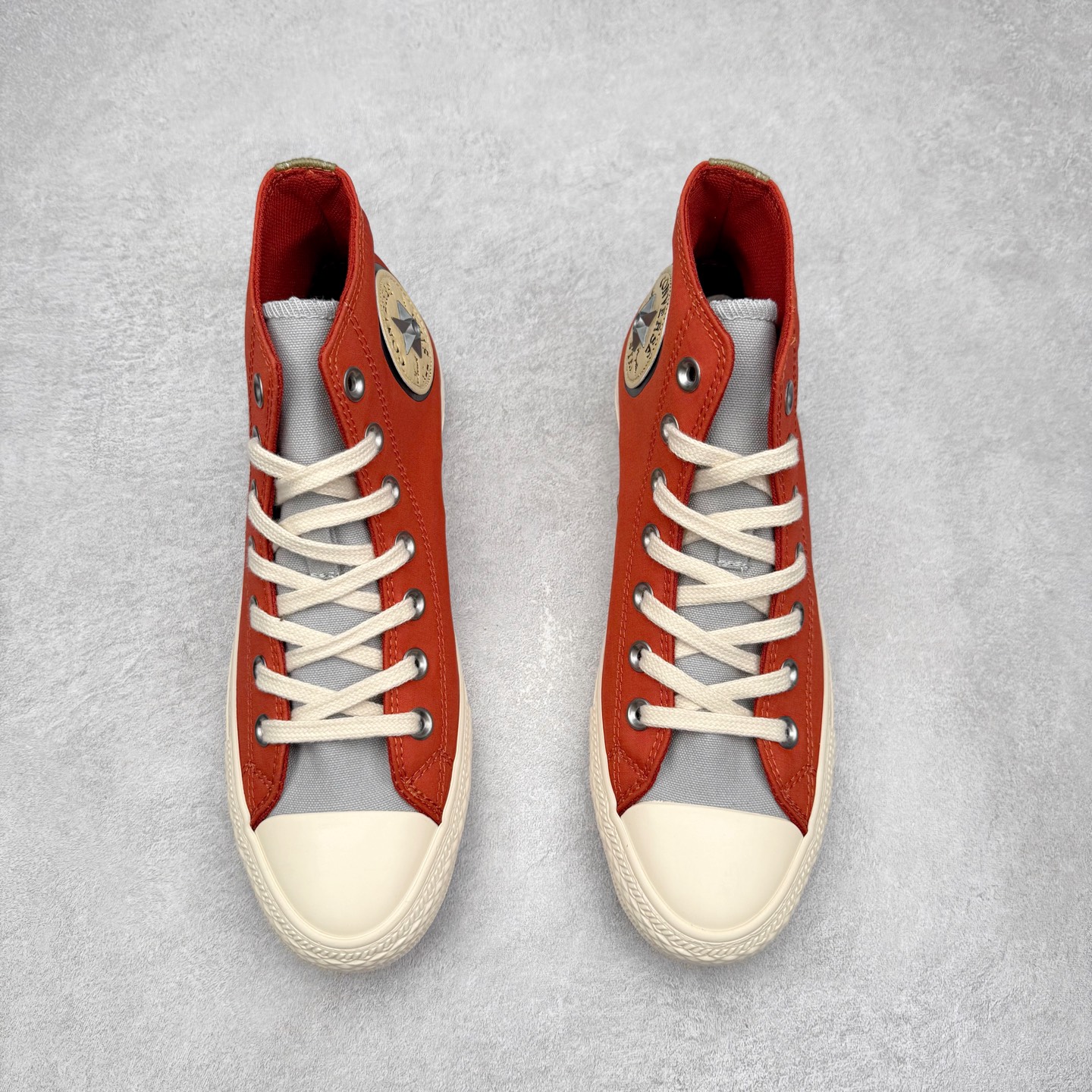 图片[2]-火影忍者 x Converse Chuck Taylor All Star 橙色 匡威联名 舒适休闲高帮帆布鞋 「鸣人」配色采用标志性的橙色，鞋身印有其腹部的八卦封印图案，黑色鞋舌配黄色内衬，还原经典服装，后跟金属木叶村徽，暗藏忍者星浮雕。 每款联名均将传统All Star徽标替换为3D金属手里剑徽章，后跟护条则设计成各角色护额造型。 货号：A14836C 尺码：35 36 36.5 37 37.5 38 39 39.5 40 41 41.5 42 42.5 43 44-选品中心