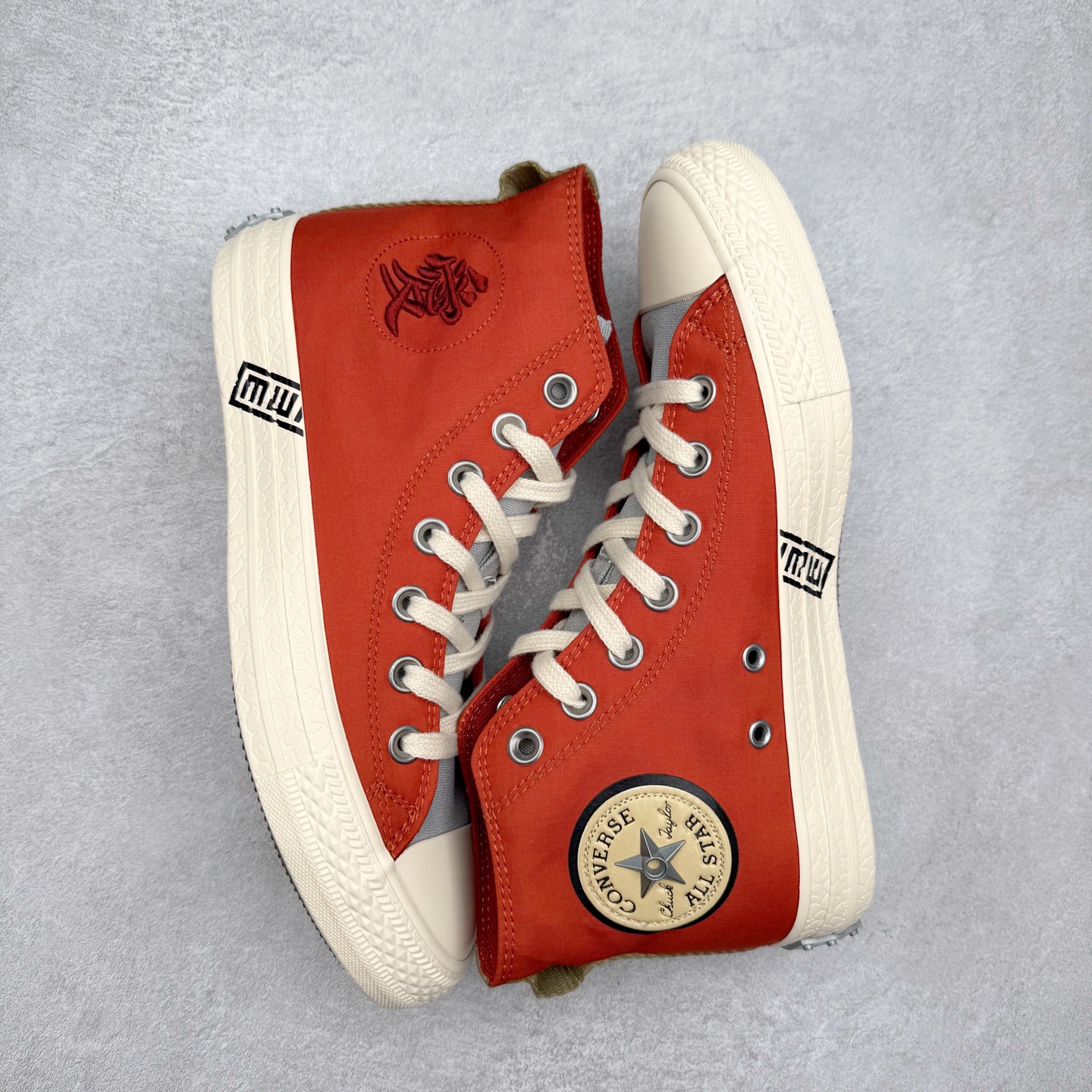 图片[3]-火影忍者 x Converse Chuck Taylor All Star 橙色 匡威联名 舒适休闲高帮帆布鞋 「鸣人」配色采用标志性的橙色，鞋身印有其腹部的八卦封印图案，黑色鞋舌配黄色内衬，还原经典服装，后跟金属木叶村徽，暗藏忍者星浮雕。 每款联名均将传统All Star徽标替换为3D金属手里剑徽章，后跟护条则设计成各角色护额造型。 货号：A14836C 尺码：35 36 36.5 37 37.5 38 39 39.5 40 41 41.5 42 42.5 43 44-选品中心