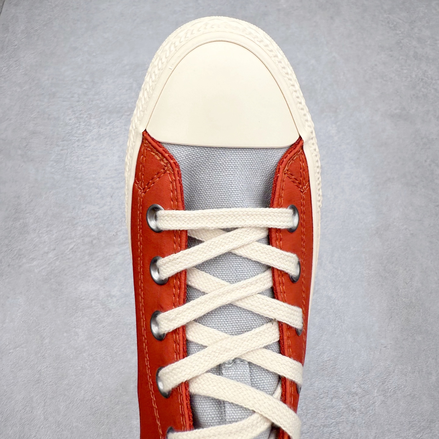 图片[4]-火影忍者 x Converse Chuck Taylor All Star 橙色 匡威联名 舒适休闲高帮帆布鞋 「鸣人」配色采用标志性的橙色，鞋身印有其腹部的八卦封印图案，黑色鞋舌配黄色内衬，还原经典服装，后跟金属木叶村徽，暗藏忍者星浮雕。 每款联名均将传统All Star徽标替换为3D金属手里剑徽章，后跟护条则设计成各角色护额造型。 货号：A14836C 尺码：35 36 36.5 37 37.5 38 39 39.5 40 41 41.5 42 42.5 43 44-选品中心