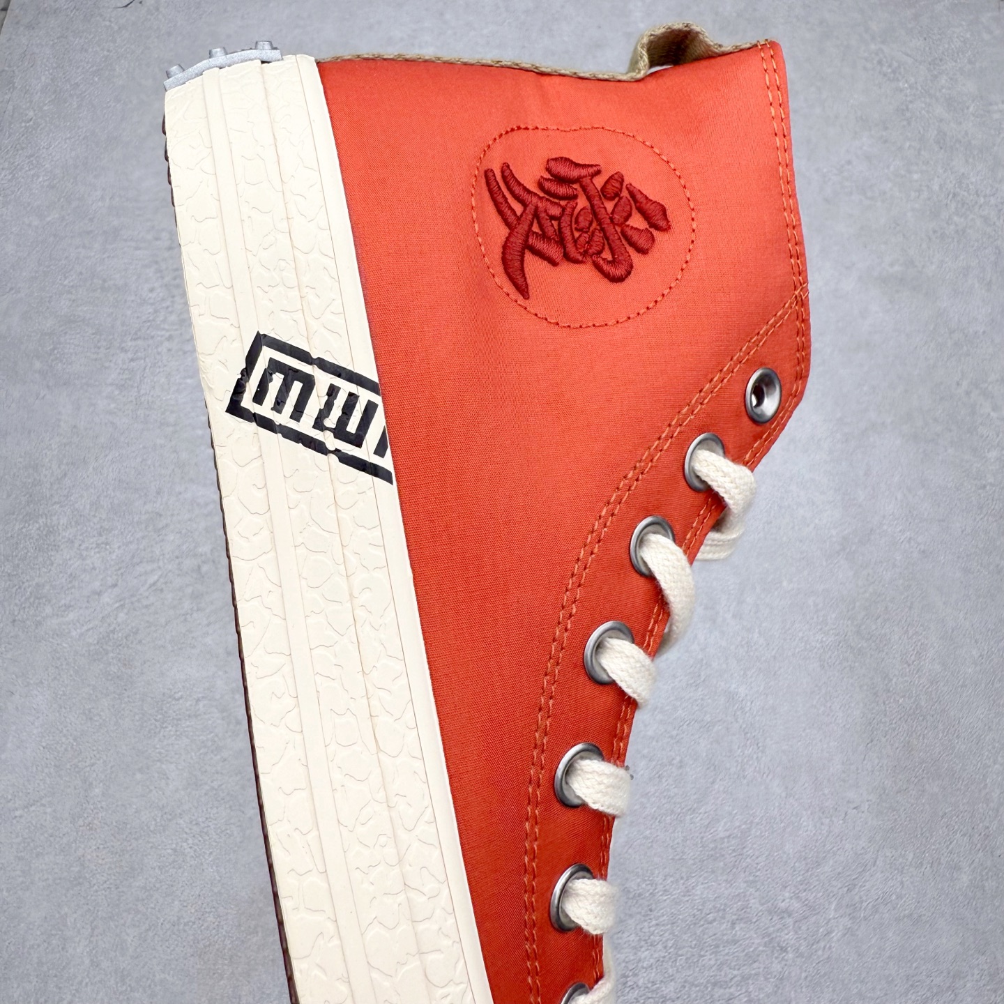 图片[6]-火影忍者 x Converse Chuck Taylor All Star 橙色 匡威联名 舒适休闲高帮帆布鞋 「鸣人」配色采用标志性的橙色，鞋身印有其腹部的八卦封印图案，黑色鞋舌配黄色内衬，还原经典服装，后跟金属木叶村徽，暗藏忍者星浮雕。 每款联名均将传统All Star徽标替换为3D金属手里剑徽章，后跟护条则设计成各角色护额造型。 货号：A14836C 尺码：35 36 36.5 37 37.5 38 39 39.5 40 41 41.5 42 42.5 43 44-选品中心