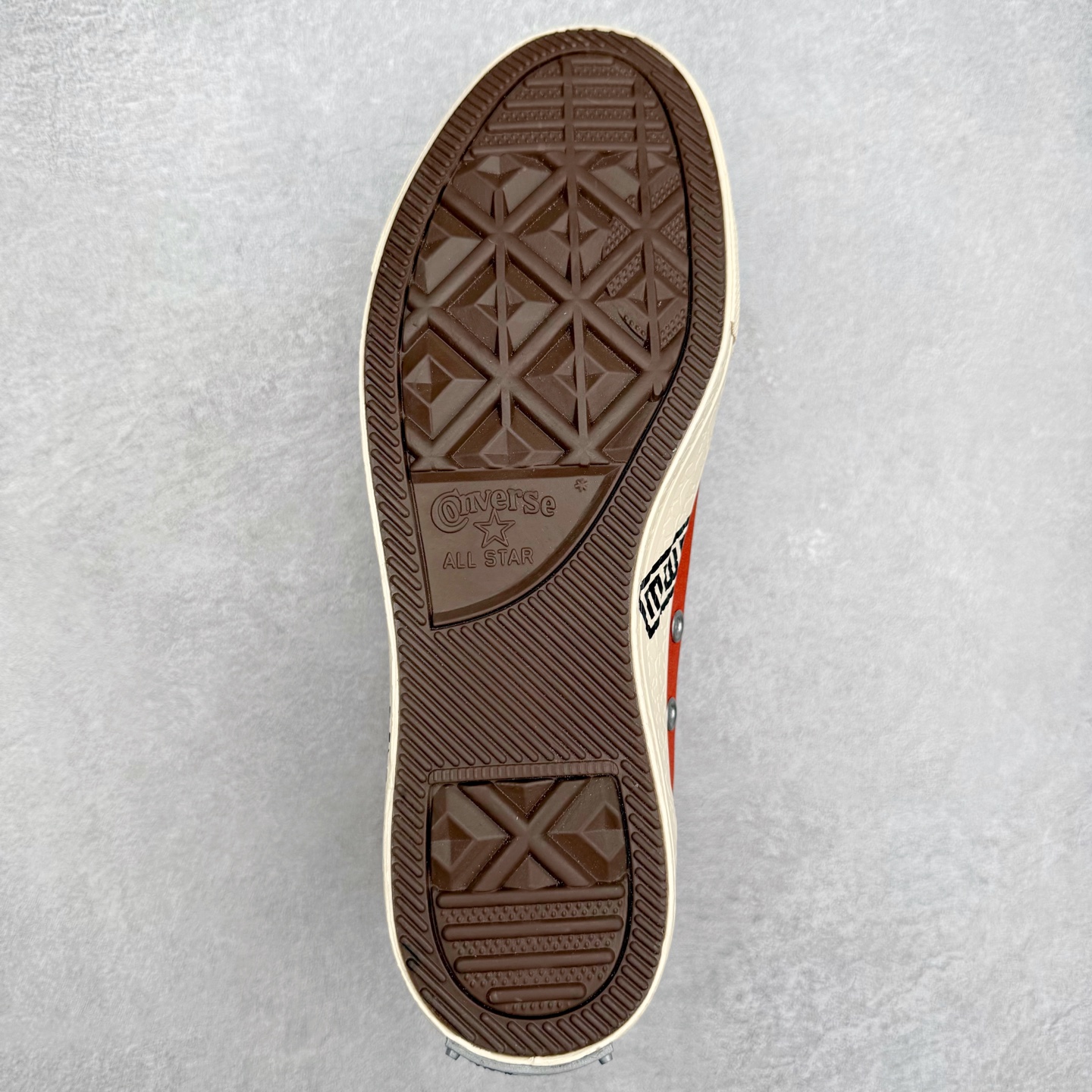 图片[9]-火影忍者 x Converse Chuck Taylor All Star 橙色 匡威联名 舒适休闲高帮帆布鞋 「鸣人」配色采用标志性的橙色，鞋身印有其腹部的八卦封印图案，黑色鞋舌配黄色内衬，还原经典服装，后跟金属木叶村徽，暗藏忍者星浮雕。 每款联名均将传统All Star徽标替换为3D金属手里剑徽章，后跟护条则设计成各角色护额造型。 货号：A14836C 尺码：35 36 36.5 37 37.5 38 39 39.5 40 41 41.5 42 42.5 43 44-选品中心