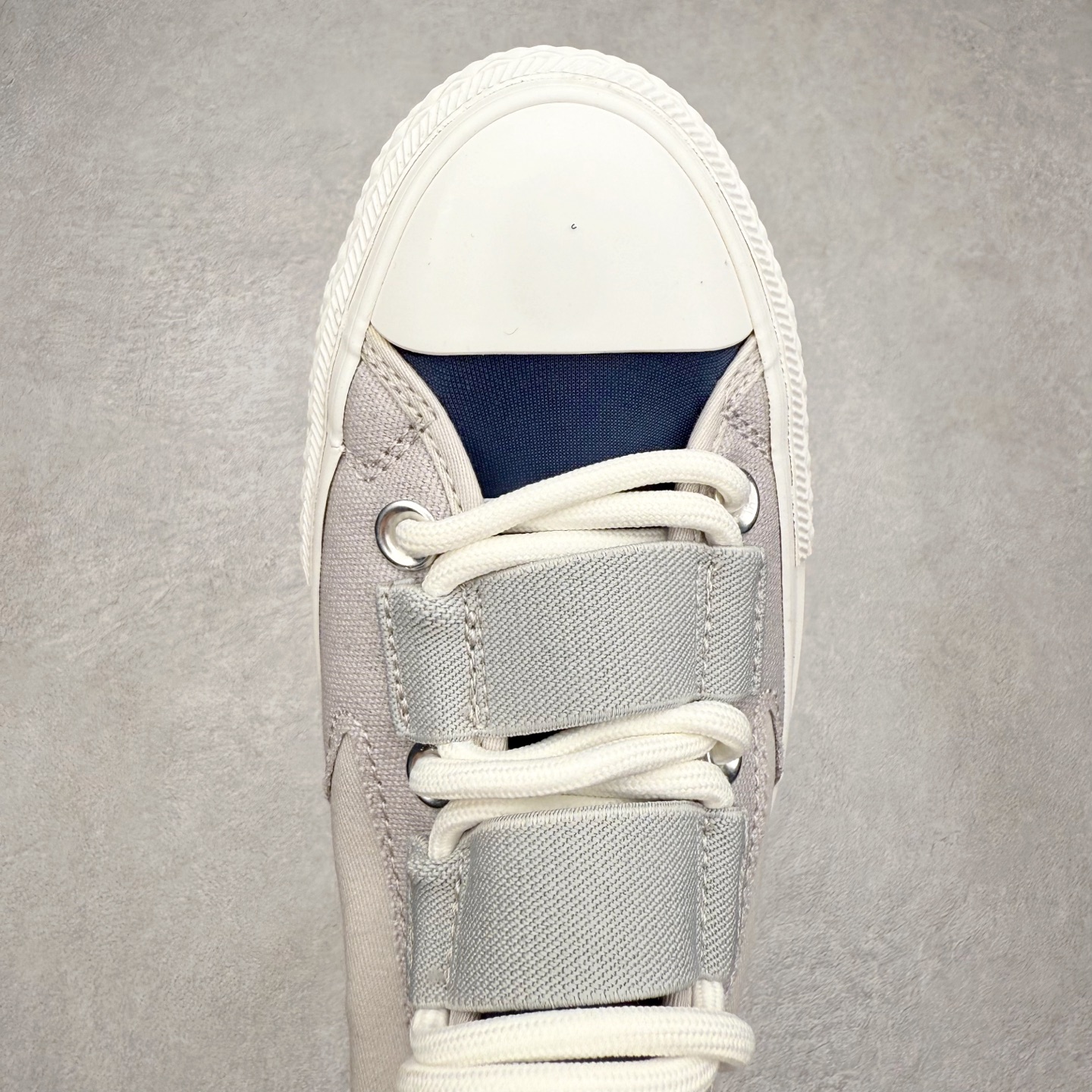 图片[4]-火影忍者 x Converse Chuck Taylor All Star 灰色 匡威联名 舒适休闲高帮帆布鞋 「鸣人」配色采用标志性的橙色，鞋身印有其腹部的八卦封印图案，黑色鞋舌配黄色内衬，还原经典服装，后跟金属木叶村徽，暗藏忍者星浮雕。 每款联名均将传统All Star徽标替换为3D金属手里剑徽章，后跟护条则设计成各角色护额造型。 货号：A14836C 尺码：35 36 36.5 37 37.5 38 39 39.5 40 41 41.5 42 42.5 43 44-选品中心