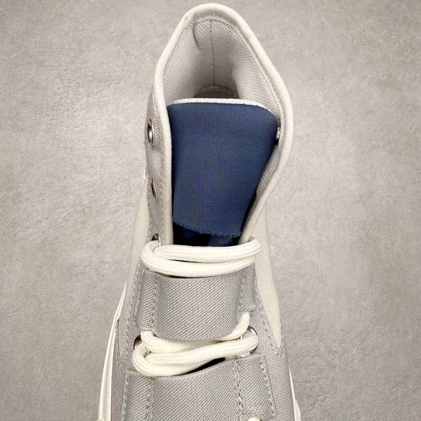 图片[5]-火影忍者 x Converse Chuck Taylor All Star 灰色 匡威联名 舒适休闲高帮帆布鞋 「鸣人」配色采用标志性的橙色，鞋身印有其腹部的八卦封印图案，黑色鞋舌配黄色内衬，还原经典服装，后跟金属木叶村徽，暗藏忍者星浮雕。 每款联名均将传统All Star徽标替换为3D金属手里剑徽章，后跟护条则设计成各角色护额造型。 货号：A14836C 尺码：35 36 36.5 37 37.5 38 39 39.5 40 41 41.5 42 42.5 43 44-选品中心