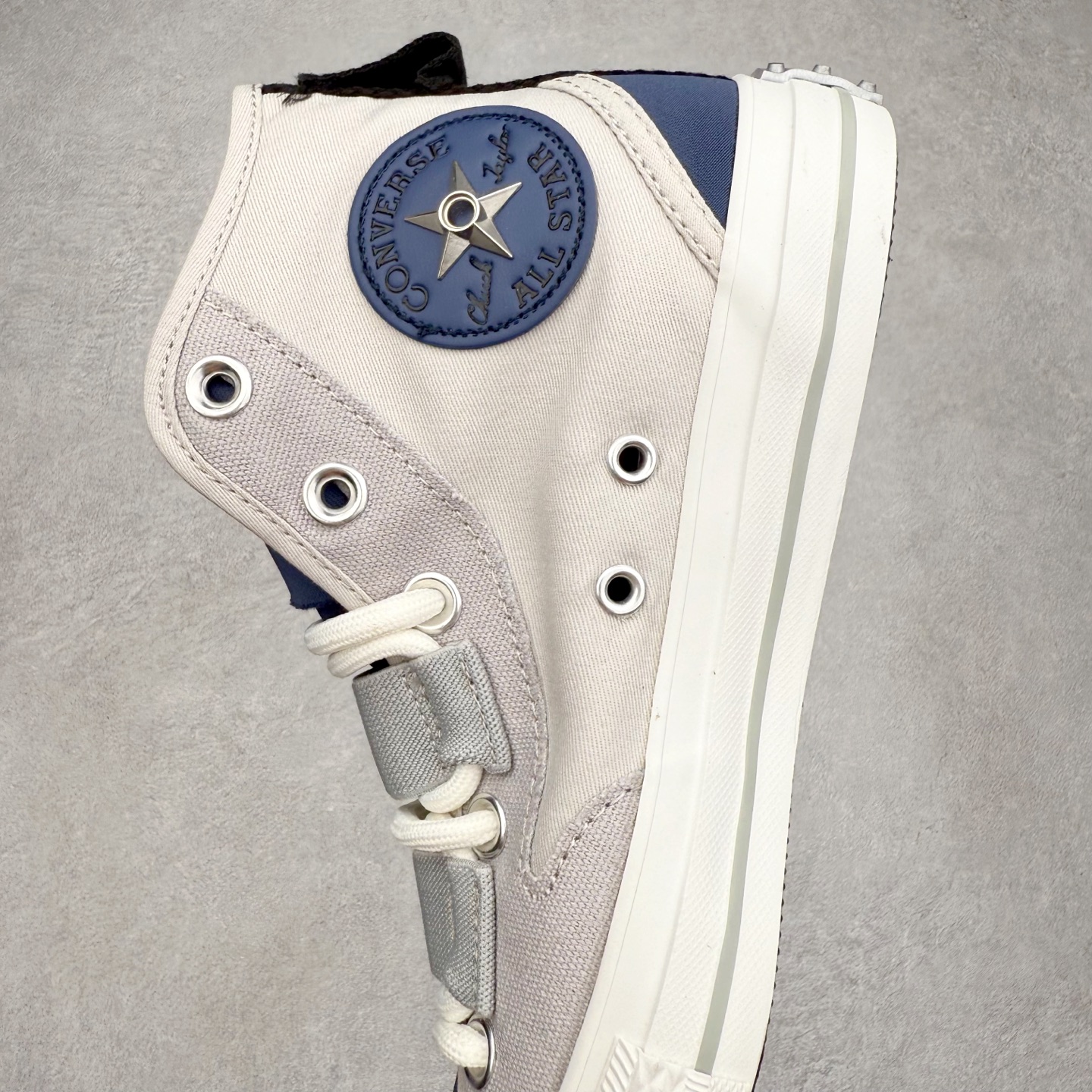 图片[7]-火影忍者 x Converse Chuck Taylor All Star 灰色 匡威联名 舒适休闲高帮帆布鞋 「鸣人」配色采用标志性的橙色，鞋身印有其腹部的八卦封印图案，黑色鞋舌配黄色内衬，还原经典服装，后跟金属木叶村徽，暗藏忍者星浮雕。 每款联名均将传统All Star徽标替换为3D金属手里剑徽章，后跟护条则设计成各角色护额造型。 货号：A14836C 尺码：35 36 36.5 37 37.5 38 39 39.5 40 41 41.5 42 42.5 43 44-选品中心