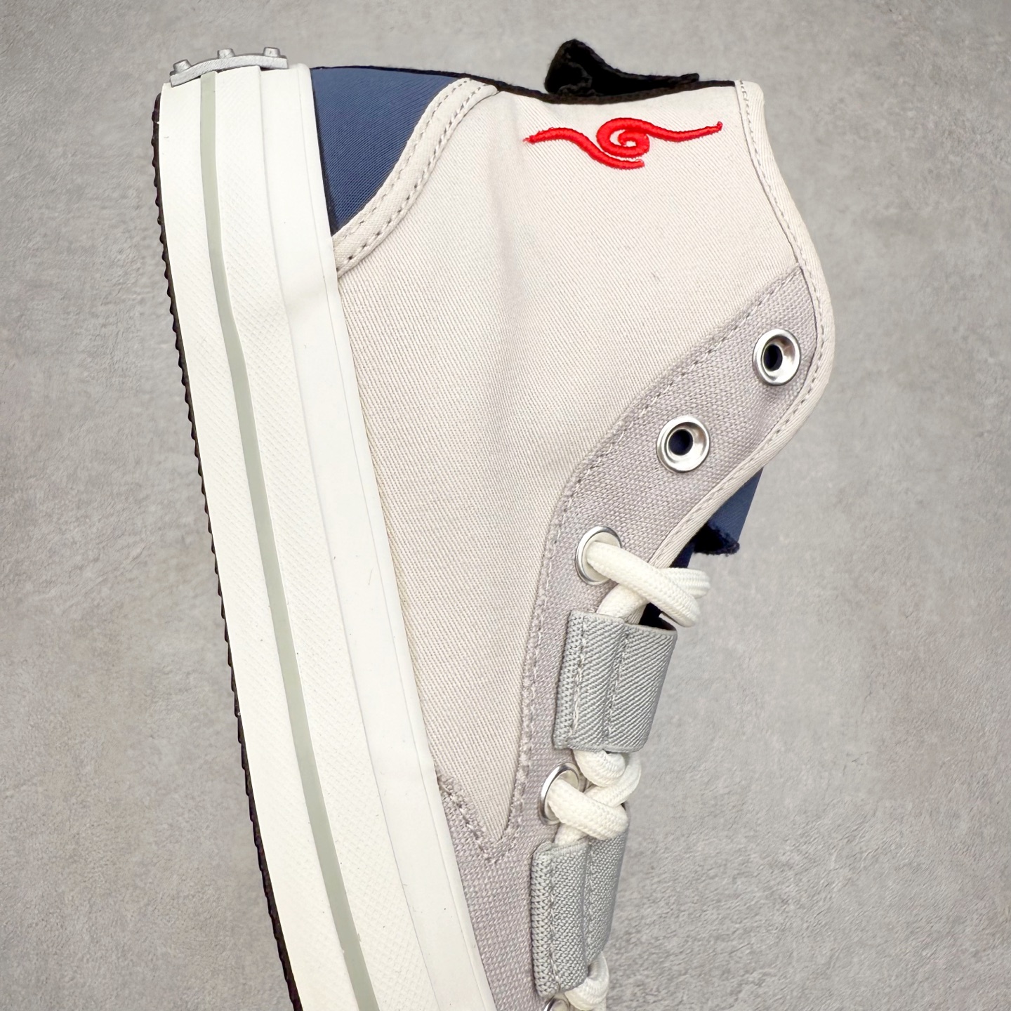 图片[6]-火影忍者 x Converse Chuck Taylor All Star 灰色 匡威联名 舒适休闲高帮帆布鞋 「鸣人」配色采用标志性的橙色，鞋身印有其腹部的八卦封印图案，黑色鞋舌配黄色内衬，还原经典服装，后跟金属木叶村徽，暗藏忍者星浮雕。 每款联名均将传统All Star徽标替换为3D金属手里剑徽章，后跟护条则设计成各角色护额造型。 货号：A14836C 尺码：35 36 36.5 37 37.5 38 39 39.5 40 41 41.5 42 42.5 43 44-选品中心