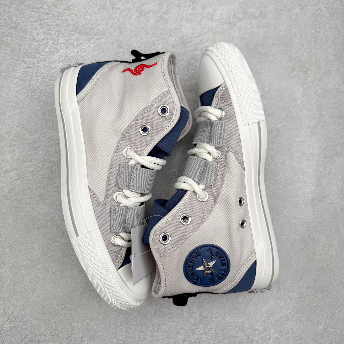 图片[3]-火影忍者 x Converse Chuck Taylor All Star 灰色 匡威联名 舒适休闲高帮帆布鞋 「鸣人」配色采用标志性的橙色，鞋身印有其腹部的八卦封印图案，黑色鞋舌配黄色内衬，还原经典服装，后跟金属木叶村徽，暗藏忍者星浮雕。 每款联名均将传统All Star徽标替换为3D金属手里剑徽章，后跟护条则设计成各角色护额造型。 货号：A14836C 尺码：35 36 36.5 37 37.5 38 39 39.5 40 41 41.5 42 42.5 43 44-选品中心