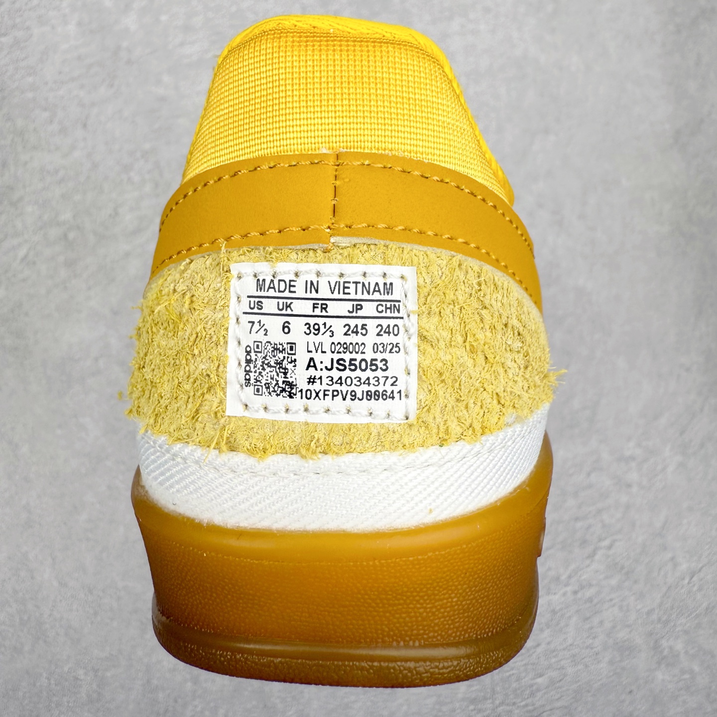 图片[8]-＃TG Bad Bunny x AD Gazelle Indoor Trainers 坏痞兔联名羚羊内训系列低帮复古百搭休闲运动德训风板鞋 JS5053 Bad Bunny本人在杂志拍摄时率先上脚带一波节奏，emm，手上拿的杂志封面还是Kylie，看来前女友和布克重新约会，这位哥也还是没放下啊…回到鞋款本身，整体选择了简约的黑白皮革搭配浅灰色长绒麂皮材质，最后以半透明生胶大底收尾，质感在线。不同于以往联名的调色盘操作，Bad Bunny对Gazelle indoor进行了加宽加厚处理，以及鞋头变形的设计，带来全新的歪头面包鞋型Gazelle。此外，鞋款标签直接呈现在后跟处，鞋侧adidas标识下方还加入了\\\”benito\\\”字样，辨识度拉满。尺码：35 36 36⅔ 37⅓ 38 38⅔ 39⅓ 40 40⅔ 41⅓ 42 42⅔ 43⅓ 44 44⅔ 45-选品中心