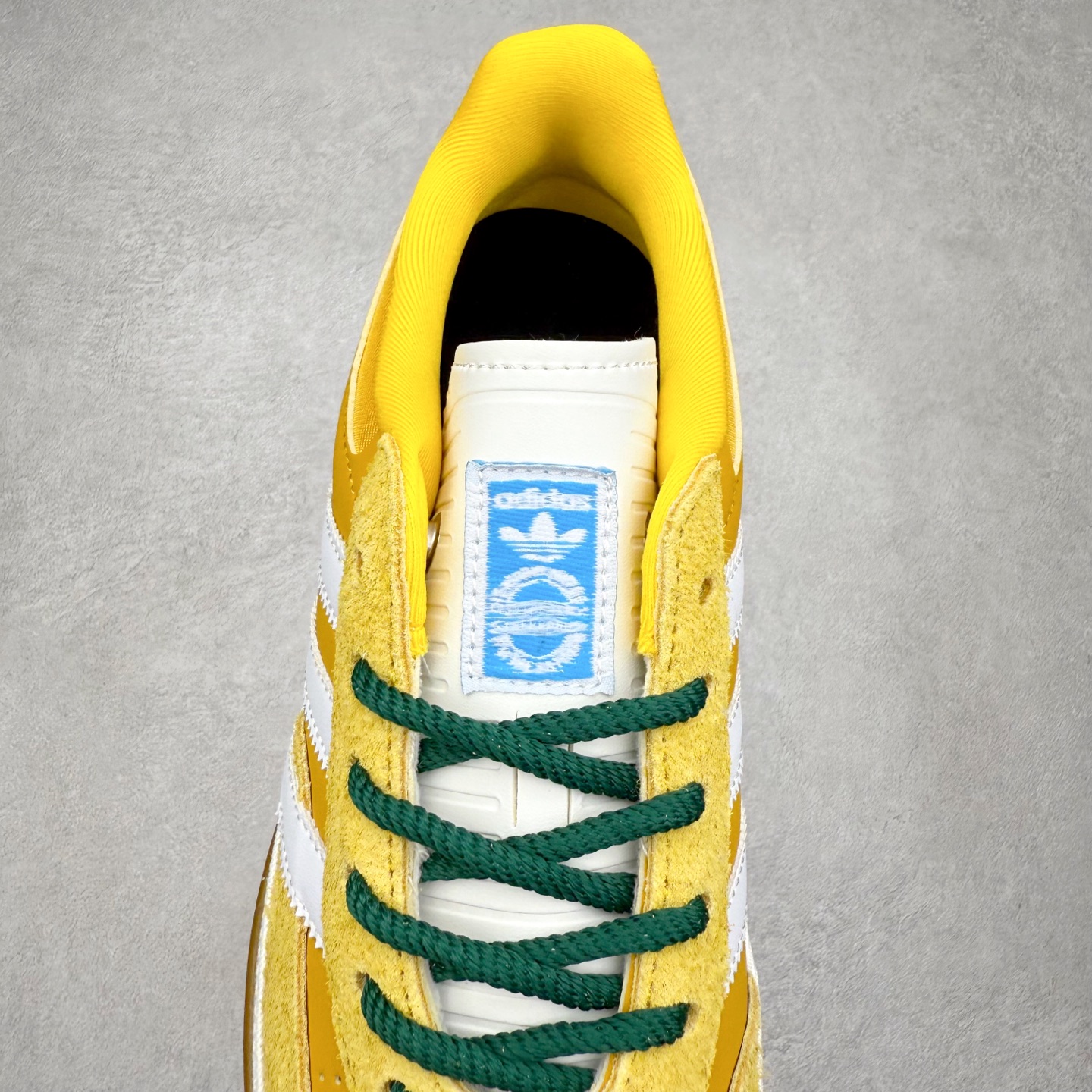 图片[5]-＃TG Bad Bunny x AD Gazelle Indoor Trainers 坏痞兔联名羚羊内训系列低帮复古百搭休闲运动德训风板鞋 JS5053 Bad Bunny本人在杂志拍摄时率先上脚带一波节奏，emm，手上拿的杂志封面还是Kylie，看来前女友和布克重新约会，这位哥也还是没放下啊…回到鞋款本身，整体选择了简约的黑白皮革搭配浅灰色长绒麂皮材质，最后以半透明生胶大底收尾，质感在线。不同于以往联名的调色盘操作，Bad Bunny对Gazelle indoor进行了加宽加厚处理，以及鞋头变形的设计，带来全新的歪头面包鞋型Gazelle。此外，鞋款标签直接呈现在后跟处，鞋侧adidas标识下方还加入了\\\”benito\\\”字样，辨识度拉满。尺码：35 36 36⅔ 37⅓ 38 38⅔ 39⅓ 40 40⅔ 41⅓ 42 42⅔ 43⅓ 44 44⅔ 45-选品中心