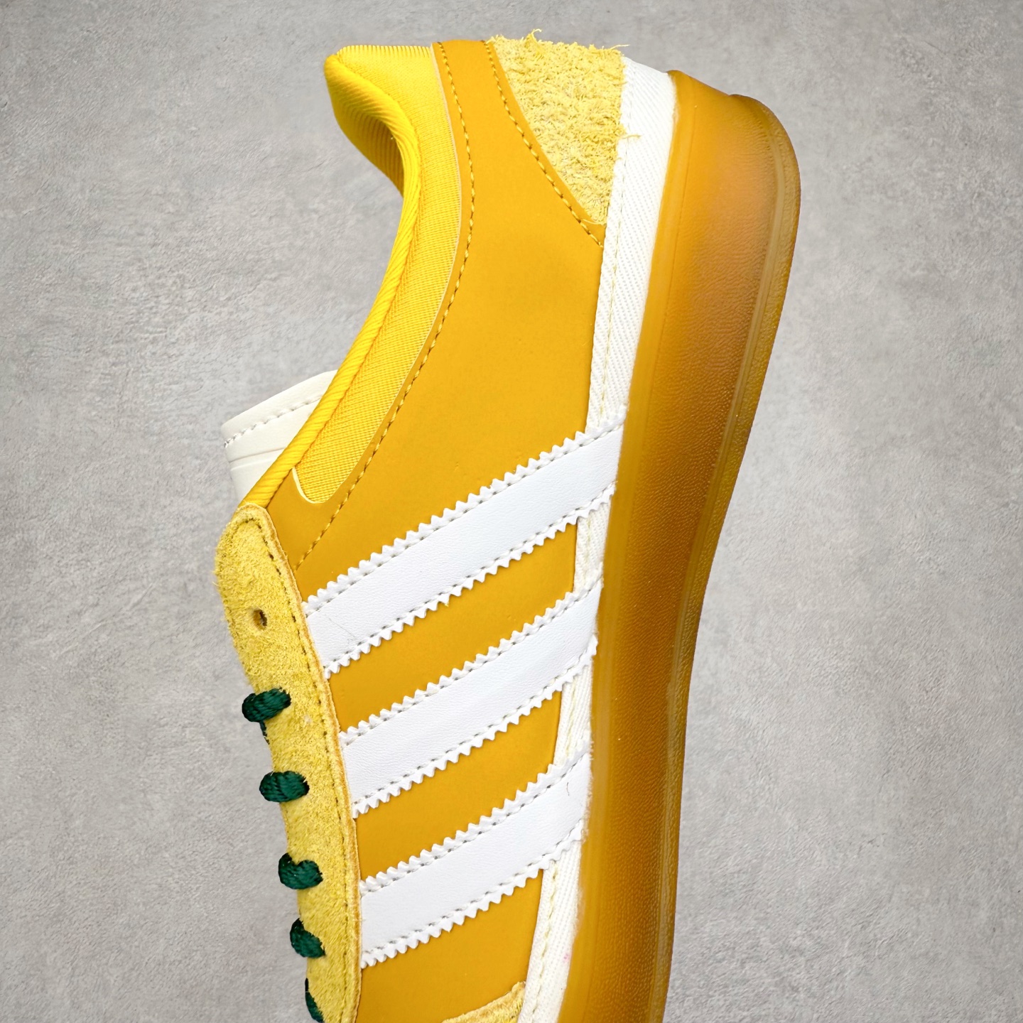 图片[7]-＃TG Bad Bunny x AD Gazelle Indoor Trainers 坏痞兔联名羚羊内训系列低帮复古百搭休闲运动德训风板鞋 JS5053 Bad Bunny本人在杂志拍摄时率先上脚带一波节奏，emm，手上拿的杂志封面还是Kylie，看来前女友和布克重新约会，这位哥也还是没放下啊…回到鞋款本身，整体选择了简约的黑白皮革搭配浅灰色长绒麂皮材质，最后以半透明生胶大底收尾，质感在线。不同于以往联名的调色盘操作，Bad Bunny对Gazelle indoor进行了加宽加厚处理，以及鞋头变形的设计，带来全新的歪头面包鞋型Gazelle。此外，鞋款标签直接呈现在后跟处，鞋侧adidas标识下方还加入了\\\”benito\\\”字样，辨识度拉满。尺码：35 36 36⅔ 37⅓ 38 38⅔ 39⅓ 40 40⅔ 41⅓ 42 42⅔ 43⅓ 44 44⅔ 45-选品中心