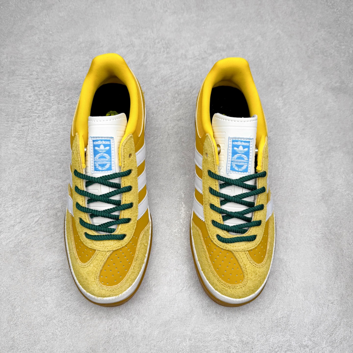 图片[2]-＃TG Bad Bunny x AD Gazelle Indoor Trainers 坏痞兔联名羚羊内训系列低帮复古百搭休闲运动德训风板鞋 JS5053 Bad Bunny本人在杂志拍摄时率先上脚带一波节奏，emm，手上拿的杂志封面还是Kylie，看来前女友和布克重新约会，这位哥也还是没放下啊…回到鞋款本身，整体选择了简约的黑白皮革搭配浅灰色长绒麂皮材质，最后以半透明生胶大底收尾，质感在线。不同于以往联名的调色盘操作，Bad Bunny对Gazelle indoor进行了加宽加厚处理，以及鞋头变形的设计，带来全新的歪头面包鞋型Gazelle。此外，鞋款标签直接呈现在后跟处，鞋侧adidas标识下方还加入了\\\”benito\\\”字样，辨识度拉满。尺码：35 36 36⅔ 37⅓ 38 38⅔ 39⅓ 40 40⅔ 41⅓ 42 42⅔ 43⅓ 44 44⅔ 45-选品中心