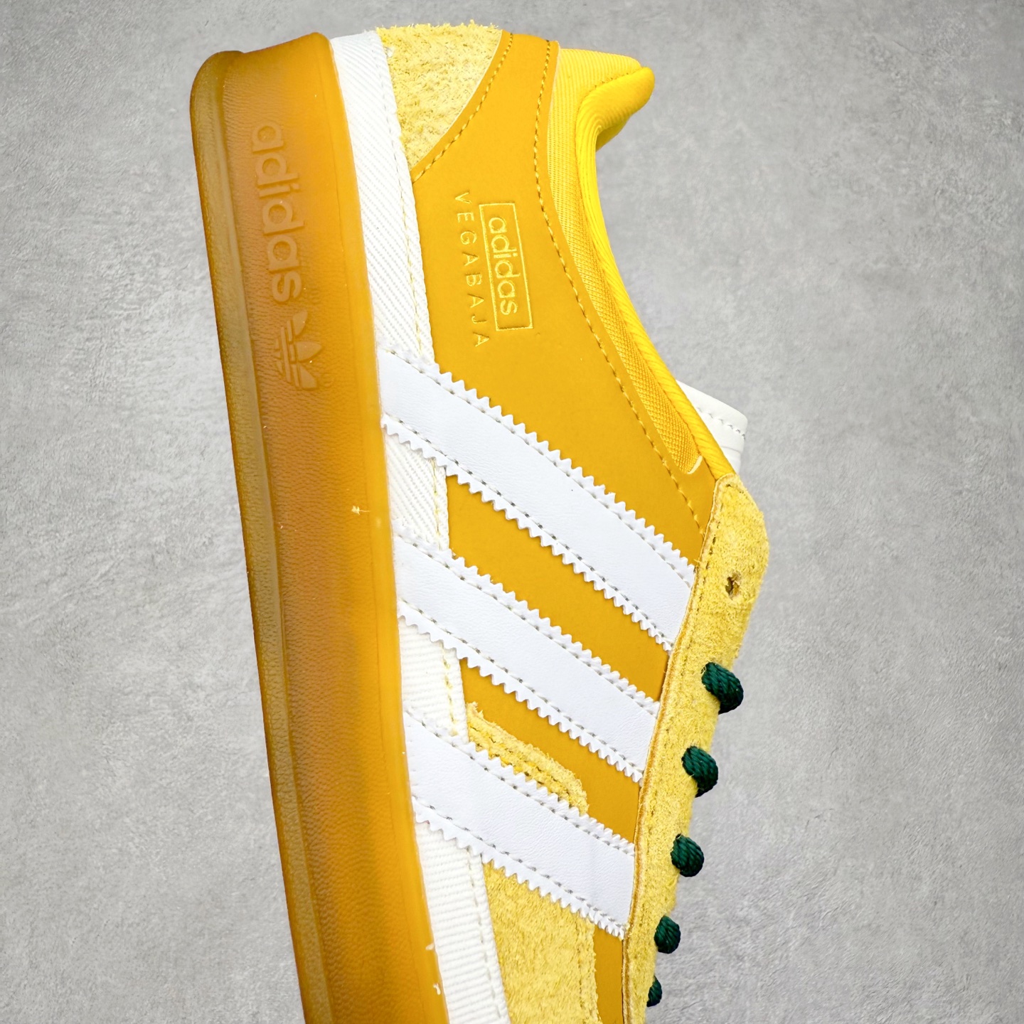 图片[6]-＃TG Bad Bunny x AD Gazelle Indoor Trainers 坏痞兔联名羚羊内训系列低帮复古百搭休闲运动德训风板鞋 JS5053 Bad Bunny本人在杂志拍摄时率先上脚带一波节奏，emm，手上拿的杂志封面还是Kylie，看来前女友和布克重新约会，这位哥也还是没放下啊…回到鞋款本身，整体选择了简约的黑白皮革搭配浅灰色长绒麂皮材质，最后以半透明生胶大底收尾，质感在线。不同于以往联名的调色盘操作，Bad Bunny对Gazelle indoor进行了加宽加厚处理，以及鞋头变形的设计，带来全新的歪头面包鞋型Gazelle。此外，鞋款标签直接呈现在后跟处，鞋侧adidas标识下方还加入了\\\”benito\\\”字样，辨识度拉满。尺码：35 36 36⅔ 37⅓ 38 38⅔ 39⅓ 40 40⅔ 41⅓ 42 42⅔ 43⅓ 44 44⅔ 45-选品中心