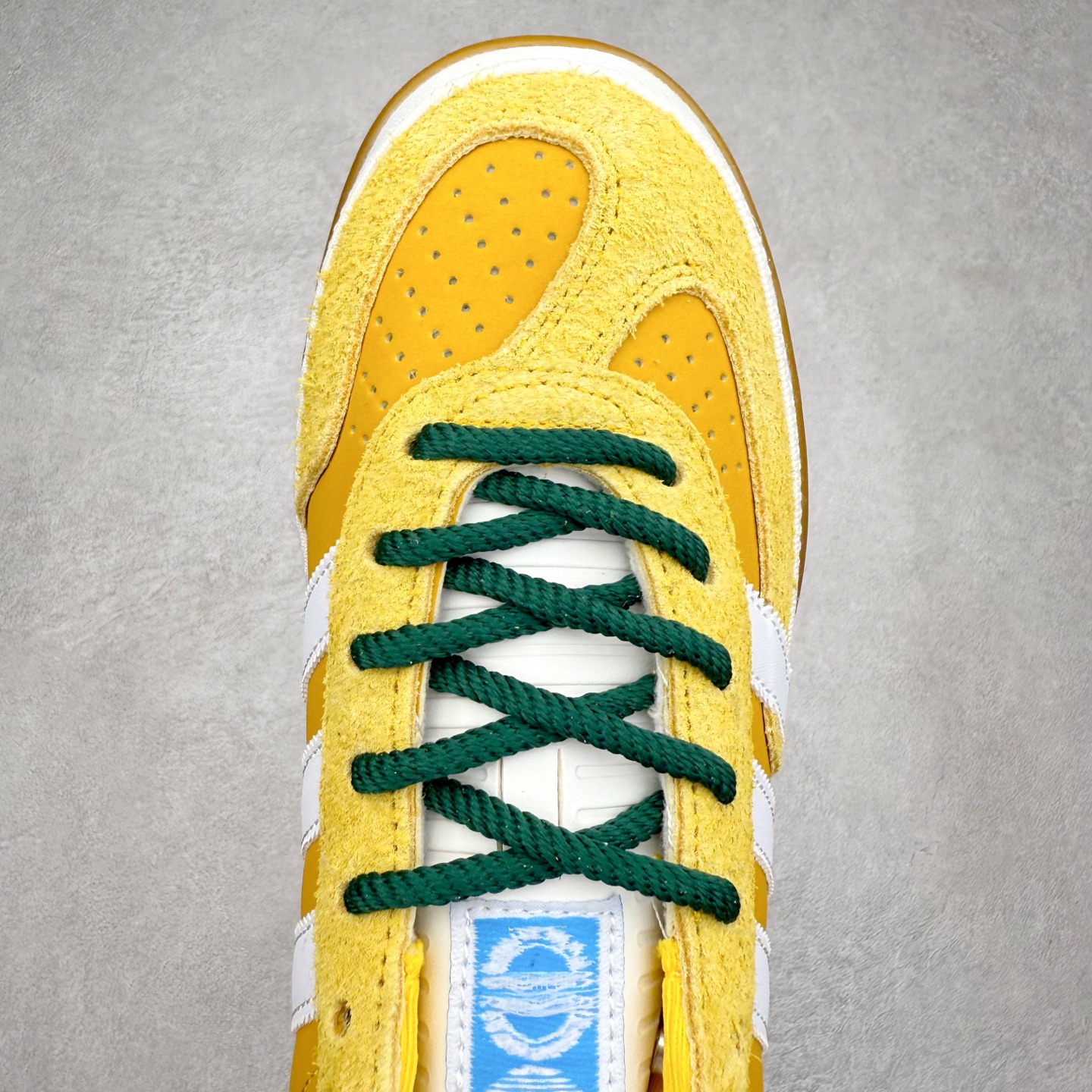 图片[4]-＃TG Bad Bunny x AD Gazelle Indoor Trainers 坏痞兔联名羚羊内训系列低帮复古百搭休闲运动德训风板鞋 JS5053 Bad Bunny本人在杂志拍摄时率先上脚带一波节奏，emm，手上拿的杂志封面还是Kylie，看来前女友和布克重新约会，这位哥也还是没放下啊…回到鞋款本身，整体选择了简约的黑白皮革搭配浅灰色长绒麂皮材质，最后以半透明生胶大底收尾，质感在线。不同于以往联名的调色盘操作，Bad Bunny对Gazelle indoor进行了加宽加厚处理，以及鞋头变形的设计，带来全新的歪头面包鞋型Gazelle。此外，鞋款标签直接呈现在后跟处，鞋侧adidas标识下方还加入了\\\”benito\\\”字样，辨识度拉满。尺码：35 36 36⅔ 37⅓ 38 38⅔ 39⅓ 40 40⅔ 41⅓ 42 42⅔ 43⅓ 44 44⅔ 45-选品中心