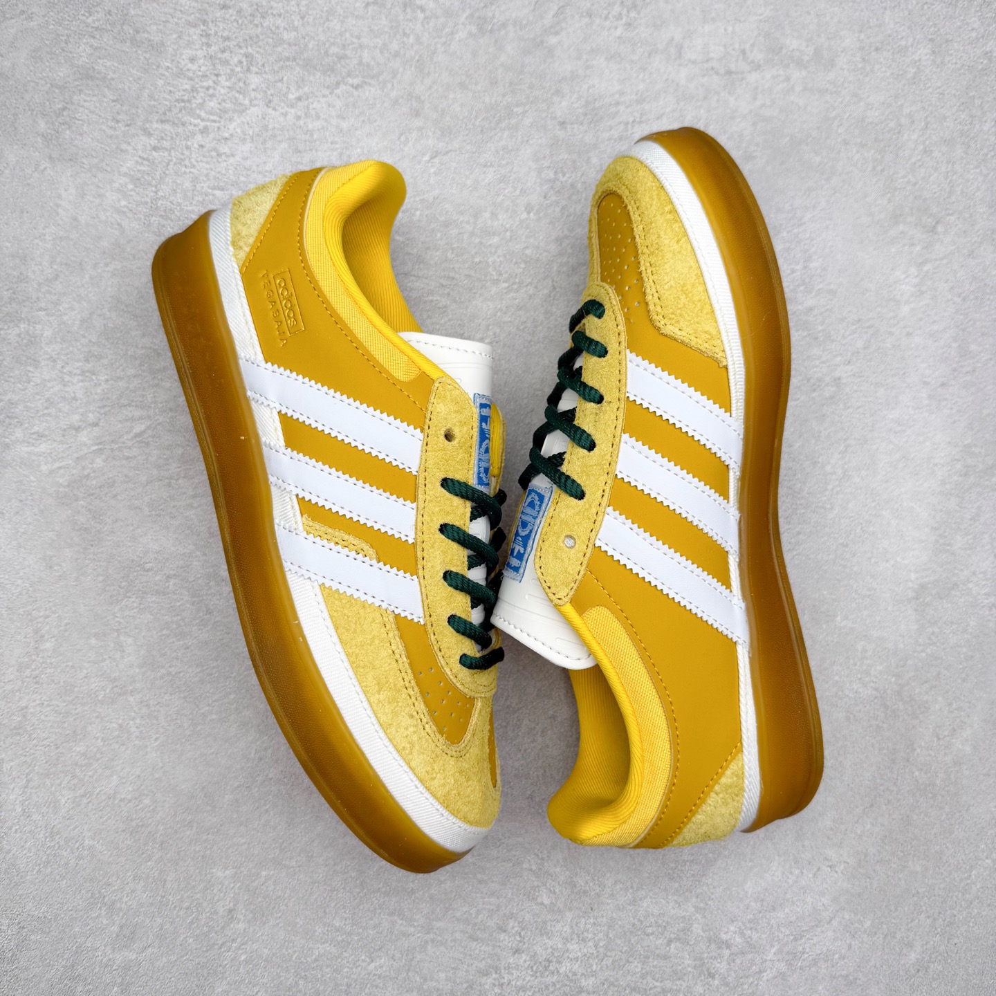 图片[3]-＃TG Bad Bunny x AD Gazelle Indoor Trainers 坏痞兔联名羚羊内训系列低帮复古百搭休闲运动德训风板鞋 JS5053 Bad Bunny本人在杂志拍摄时率先上脚带一波节奏，emm，手上拿的杂志封面还是Kylie，看来前女友和布克重新约会，这位哥也还是没放下啊…回到鞋款本身，整体选择了简约的黑白皮革搭配浅灰色长绒麂皮材质，最后以半透明生胶大底收尾，质感在线。不同于以往联名的调色盘操作，Bad Bunny对Gazelle indoor进行了加宽加厚处理，以及鞋头变形的设计，带来全新的歪头面包鞋型Gazelle。此外，鞋款标签直接呈现在后跟处，鞋侧adidas标识下方还加入了\\\”benito\\\”字样，辨识度拉满。尺码：35 36 36⅔ 37⅓ 38 38⅔ 39⅓ 40 40⅔ 41⅓ 42 42⅔ 43⅓ 44 44⅔ 45-选品中心