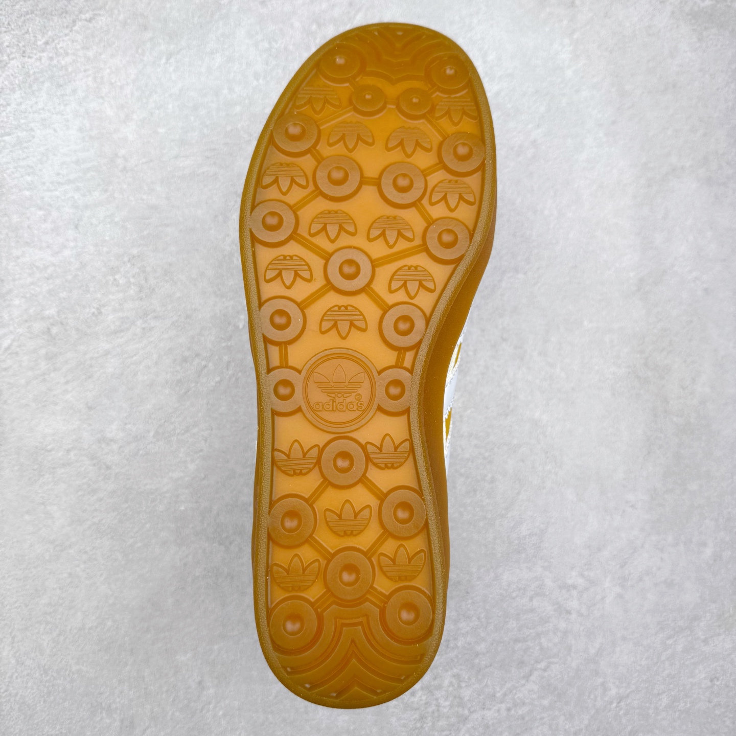 图片[9]-＃TG Bad Bunny x AD Gazelle Indoor Trainers 坏痞兔联名羚羊内训系列低帮复古百搭休闲运动德训风板鞋 JS5053 Bad Bunny本人在杂志拍摄时率先上脚带一波节奏，emm，手上拿的杂志封面还是Kylie，看来前女友和布克重新约会，这位哥也还是没放下啊…回到鞋款本身，整体选择了简约的黑白皮革搭配浅灰色长绒麂皮材质，最后以半透明生胶大底收尾，质感在线。不同于以往联名的调色盘操作，Bad Bunny对Gazelle indoor进行了加宽加厚处理，以及鞋头变形的设计，带来全新的歪头面包鞋型Gazelle。此外，鞋款标签直接呈现在后跟处，鞋侧adidas标识下方还加入了\\\”benito\\\”字样，辨识度拉满。尺码：35 36 36⅔ 37⅓ 38 38⅔ 39⅓ 40 40⅔ 41⅓ 42 42⅔ 43⅓ 44 44⅔ 45-选品中心