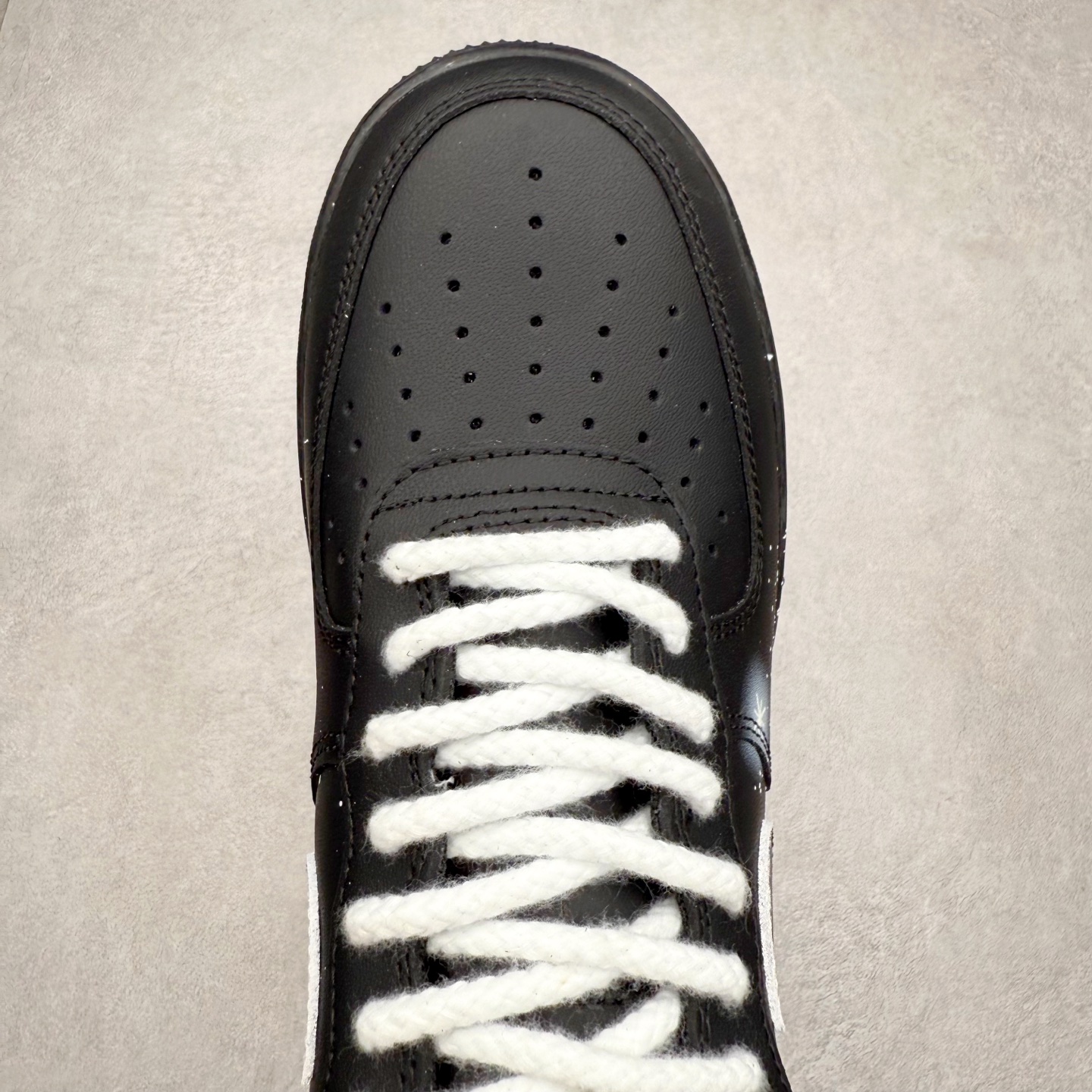 图片[4]-NK Air Force 1´07 Low 空军一号低帮百搭休闲运动板鞋 ZH0316-101 柔软、弹性十足的缓震性能和出色的中底设计 横跨复古与现代的外型结合 造就出风靡全球 三十多年的Force 1 直到今天还深受青睐 实拍调校N版已经零色差零失真 百分百还原实物色彩所见即所得 不存在货不对板色差等低级问题 选购参考实物拍摄 不混卖不参货 只用心做好货严格选品 承诺混一赔十 尺码：36 36.5 37.5 38 38.5 39 40 40.5 41 42 42.5 43 44 44.5 45-选品中心