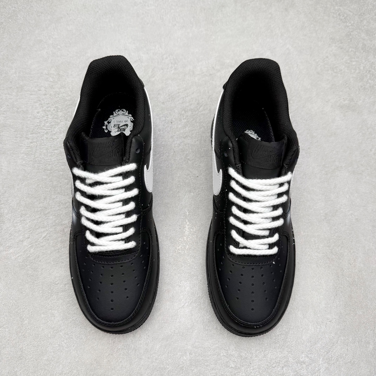 图片[2]-NK Air Force 1´07 Low 空军一号低帮百搭休闲运动板鞋 ZH0316-101 柔软、弹性十足的缓震性能和出色的中底设计 横跨复古与现代的外型结合 造就出风靡全球 三十多年的Force 1 直到今天还深受青睐 实拍调校N版已经零色差零失真 百分百还原实物色彩所见即所得 不存在货不对板色差等低级问题 选购参考实物拍摄 不混卖不参货 只用心做好货严格选品 承诺混一赔十 尺码：36 36.5 37.5 38 38.5 39 40 40.5 41 42 42.5 43 44 44.5 45-选品中心