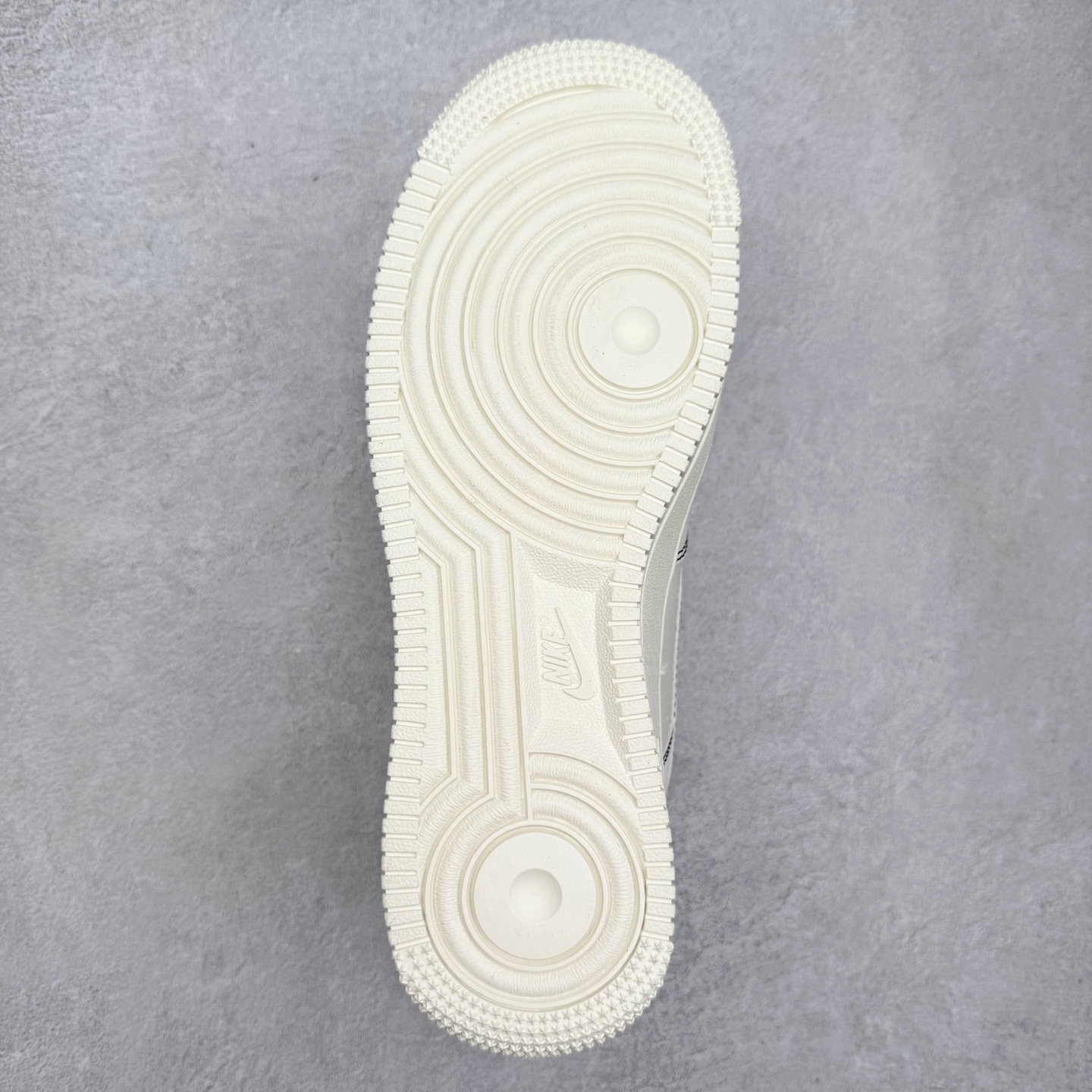 图片[9]-NK Air Force 1´07 Low 空军一号低帮百搭休闲运动板鞋 CS5288-032 柔软、弹性十足的缓震性能和出色的中底设计 横跨复古与现代的外型结合 造就出风靡全球 三十多年的Force 1 直到今天还深受青睐 实拍调校N版已经零色差零失真 百分百还原实物色彩所见即所得 不存在货不对板色差等低级问题 选购参考实物拍摄 不混卖不参货 只用心做好货严格选品 承诺混一赔十 尺码：36 36.5 37.5 38 38.5 39 40 40.5 41 42 42.5 43 44 44.5 45-选品中心