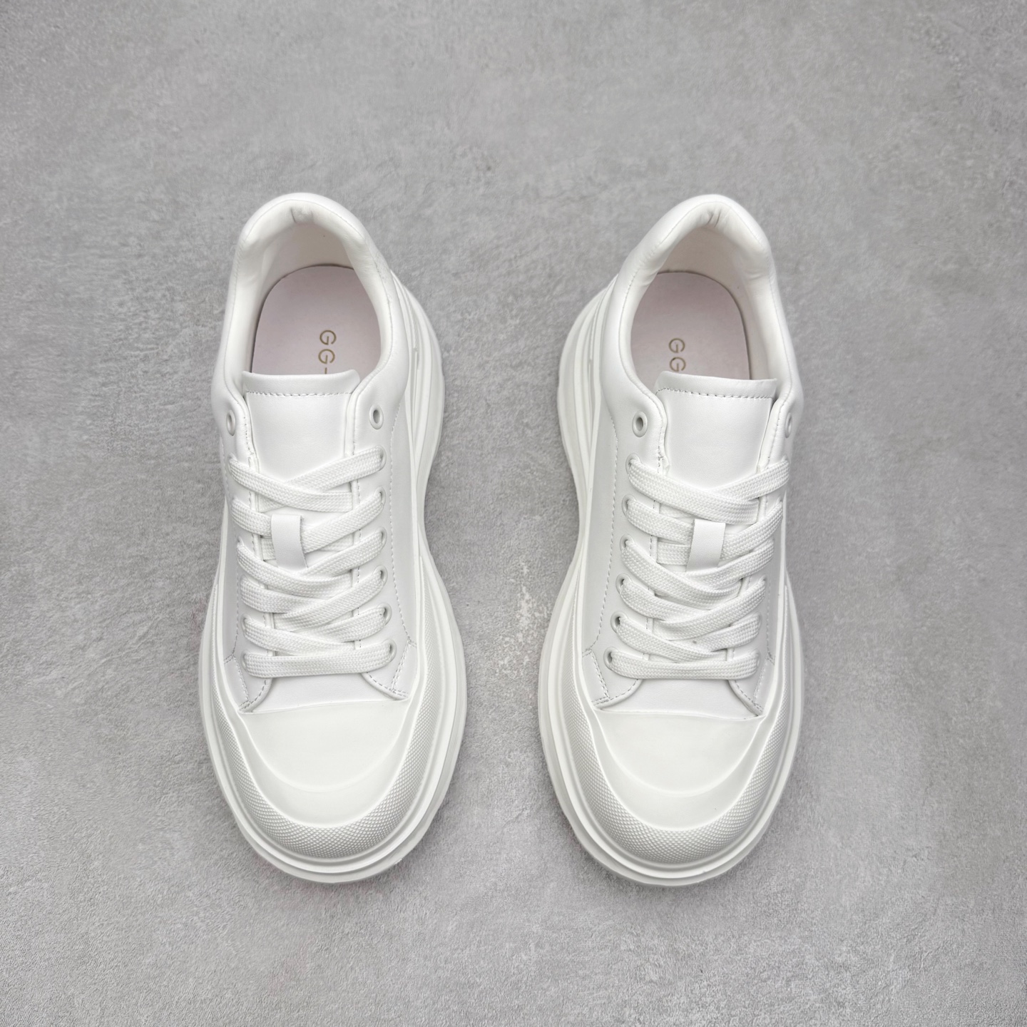 图片[2]-GG-CC 低帮休闲松糕小白鞋增高老爹鞋系列 广东大厂出品 完美细节 25ss春季新款厚底增高 大长腿 时髦look轻松定格 不费力展现率性氛围 高档银盒 酷帅机能风不规则设计大底 轻便舒适百搭 GGcc厚底增高简直就是小个子的快乐 不管怎么搭都好看 尺码：35 36 37 38 39 40-选品中心