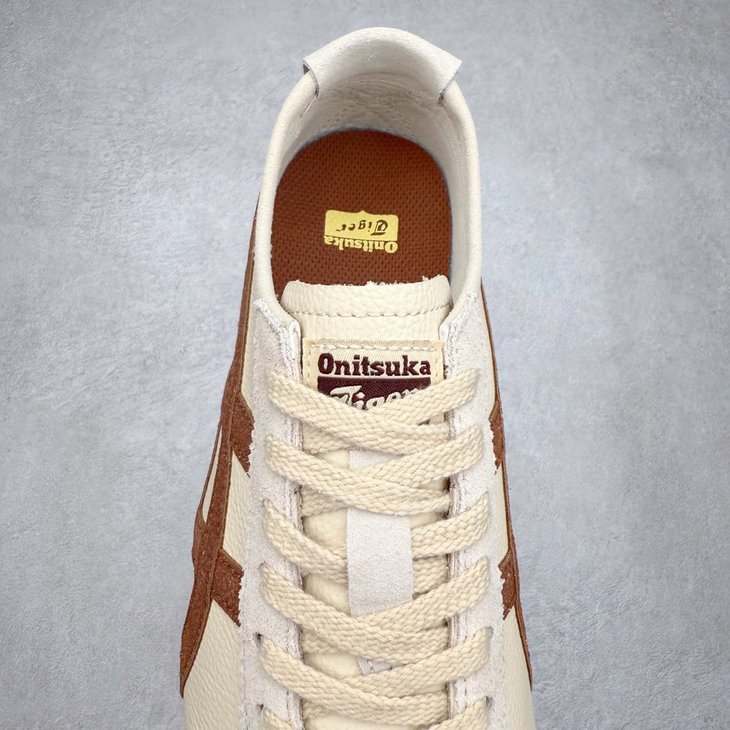 图片[5]-＃纯原福利 Asics Onitsuka Tiger MEXICO 66 亚瑟士鬼冢虎复古经典板鞋 市场最强版本 原厂牛津布加持 海外订单工厂出品 超成熟稳定的做工品控 原装全套纸板楦头开发 原汁原味 完美呈现版型 私模正确鞋底咬花纹路 一比一鞋头弧度高度鞋身弧度 绝不口嗨 细节品控鞋型随意秒杀市面 原档咬花纹路私模大底 一个单元有六个三角形 总体形拼接呈现花瓣状 官方四联吊牌 原装Ortholite轻量化鞋垫 原盒原配 质保卡 说明书 钢印防尘纸 纸板中底带钢印 乳胶组合鞋垫 支持全方位的对比专柜 产品从款式颜色造型上体现出追求舒适和细节的完美 鞋类更是推崇手工制作的严谨与完美 融舒适性与可穿性的设计风格 注重细节的完美和别致魅力 既保持稳重 又不失轻松的时尚感 尺码：36 37 37.5 38 39 39.5 40 40.5 41.5 42 42.5 43.5 44 45-选品中心