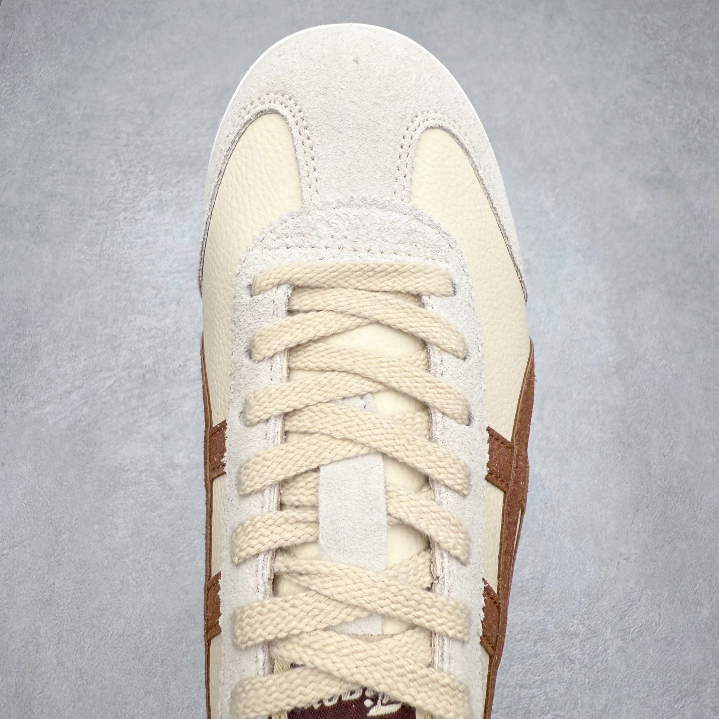 图片[4]-＃纯原福利 Asics Onitsuka Tiger MEXICO 66 亚瑟士鬼冢虎复古经典板鞋 市场最强版本 原厂牛津布加持 海外订单工厂出品 超成熟稳定的做工品控 原装全套纸板楦头开发 原汁原味 完美呈现版型 私模正确鞋底咬花纹路 一比一鞋头弧度高度鞋身弧度 绝不口嗨 细节品控鞋型随意秒杀市面 原档咬花纹路私模大底 一个单元有六个三角形 总体形拼接呈现花瓣状 官方四联吊牌 原装Ortholite轻量化鞋垫 原盒原配 质保卡 说明书 钢印防尘纸 纸板中底带钢印 乳胶组合鞋垫 支持全方位的对比专柜 产品从款式颜色造型上体现出追求舒适和细节的完美 鞋类更是推崇手工制作的严谨与完美 融舒适性与可穿性的设计风格 注重细节的完美和别致魅力 既保持稳重 又不失轻松的时尚感 尺码：36 37 37.5 38 39 39.5 40 40.5 41.5 42 42.5 43.5 44 45-选品中心