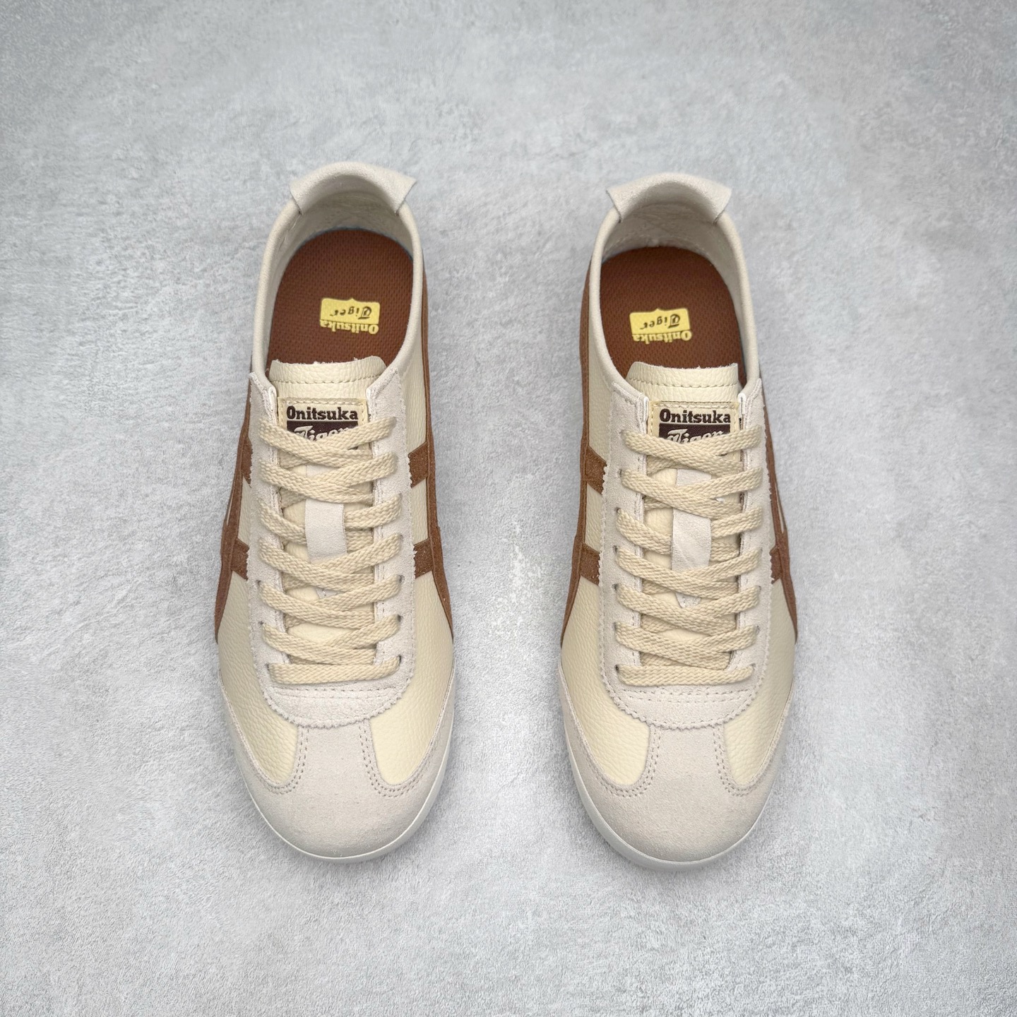 图片[2]-＃纯原福利 Asics Onitsuka Tiger MEXICO 66 亚瑟士鬼冢虎复古经典板鞋 市场最强版本 原厂牛津布加持 海外订单工厂出品 超成熟稳定的做工品控 原装全套纸板楦头开发 原汁原味 完美呈现版型 私模正确鞋底咬花纹路 一比一鞋头弧度高度鞋身弧度 绝不口嗨 细节品控鞋型随意秒杀市面 原档咬花纹路私模大底 一个单元有六个三角形 总体形拼接呈现花瓣状 官方四联吊牌 原装Ortholite轻量化鞋垫 原盒原配 质保卡 说明书 钢印防尘纸 纸板中底带钢印 乳胶组合鞋垫 支持全方位的对比专柜 产品从款式颜色造型上体现出追求舒适和细节的完美 鞋类更是推崇手工制作的严谨与完美 融舒适性与可穿性的设计风格 注重细节的完美和别致魅力 既保持稳重 又不失轻松的时尚感 尺码：36 37 37.5 38 39 39.5 40 40.5 41.5 42 42.5 43.5 44 45-选品中心