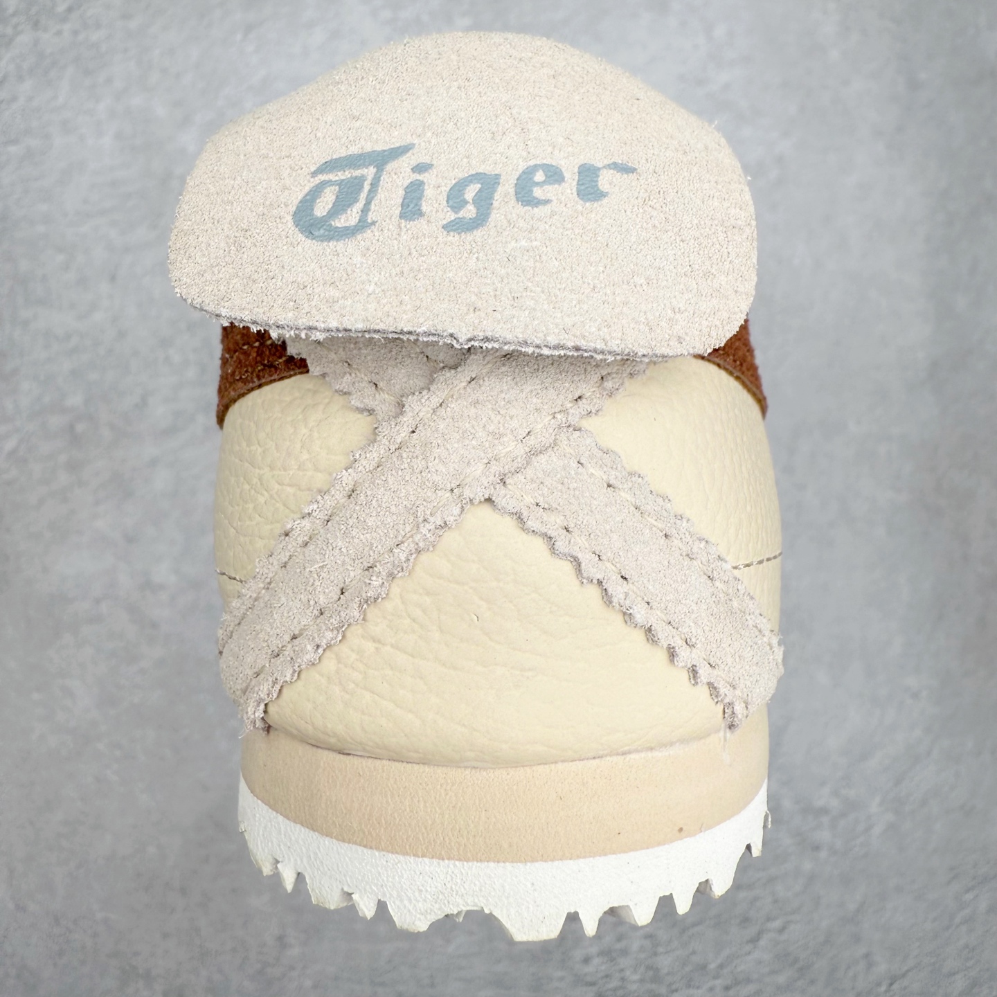 图片[8]-＃纯原福利 Asics Onitsuka Tiger MEXICO 66 亚瑟士鬼冢虎复古经典板鞋 市场最强版本 原厂牛津布加持 海外订单工厂出品 超成熟稳定的做工品控 原装全套纸板楦头开发 原汁原味 完美呈现版型 私模正确鞋底咬花纹路 一比一鞋头弧度高度鞋身弧度 绝不口嗨 细节品控鞋型随意秒杀市面 原档咬花纹路私模大底 一个单元有六个三角形 总体形拼接呈现花瓣状 官方四联吊牌 原装Ortholite轻量化鞋垫 原盒原配 质保卡 说明书 钢印防尘纸 纸板中底带钢印 乳胶组合鞋垫 支持全方位的对比专柜 产品从款式颜色造型上体现出追求舒适和细节的完美 鞋类更是推崇手工制作的严谨与完美 融舒适性与可穿性的设计风格 注重细节的完美和别致魅力 既保持稳重 又不失轻松的时尚感 尺码：36 37 37.5 38 39 39.5 40 40.5 41.5 42 42.5 43.5 44 45-选品中心