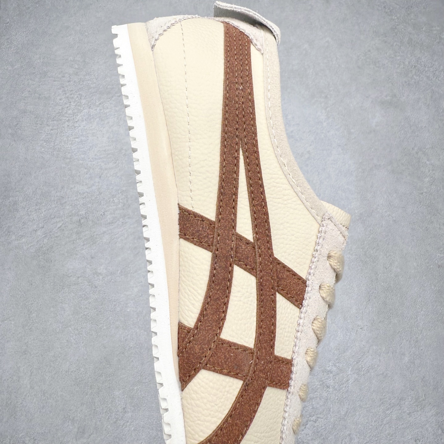 图片[6]-＃纯原福利 Asics Onitsuka Tiger MEXICO 66 亚瑟士鬼冢虎复古经典板鞋 市场最强版本 原厂牛津布加持 海外订单工厂出品 超成熟稳定的做工品控 原装全套纸板楦头开发 原汁原味 完美呈现版型 私模正确鞋底咬花纹路 一比一鞋头弧度高度鞋身弧度 绝不口嗨 细节品控鞋型随意秒杀市面 原档咬花纹路私模大底 一个单元有六个三角形 总体形拼接呈现花瓣状 官方四联吊牌 原装Ortholite轻量化鞋垫 原盒原配 质保卡 说明书 钢印防尘纸 纸板中底带钢印 乳胶组合鞋垫 支持全方位的对比专柜 产品从款式颜色造型上体现出追求舒适和细节的完美 鞋类更是推崇手工制作的严谨与完美 融舒适性与可穿性的设计风格 注重细节的完美和别致魅力 既保持稳重 又不失轻松的时尚感 尺码：36 37 37.5 38 39 39.5 40 40.5 41.5 42 42.5 43.5 44 45-选品中心