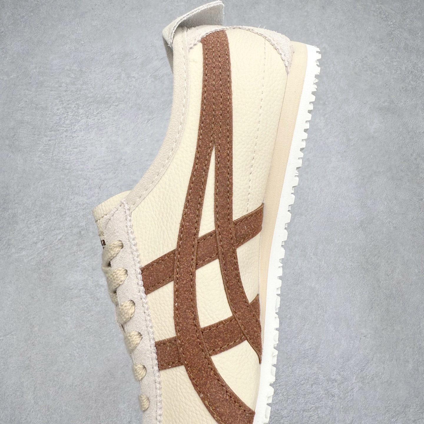 图片[7]-＃纯原福利 Asics Onitsuka Tiger MEXICO 66 亚瑟士鬼冢虎复古经典板鞋 市场最强版本 原厂牛津布加持 海外订单工厂出品 超成熟稳定的做工品控 原装全套纸板楦头开发 原汁原味 完美呈现版型 私模正确鞋底咬花纹路 一比一鞋头弧度高度鞋身弧度 绝不口嗨 细节品控鞋型随意秒杀市面 原档咬花纹路私模大底 一个单元有六个三角形 总体形拼接呈现花瓣状 官方四联吊牌 原装Ortholite轻量化鞋垫 原盒原配 质保卡 说明书 钢印防尘纸 纸板中底带钢印 乳胶组合鞋垫 支持全方位的对比专柜 产品从款式颜色造型上体现出追求舒适和细节的完美 鞋类更是推崇手工制作的严谨与完美 融舒适性与可穿性的设计风格 注重细节的完美和别致魅力 既保持稳重 又不失轻松的时尚感 尺码：36 37 37.5 38 39 39.5 40 40.5 41.5 42 42.5 43.5 44 45-选品中心