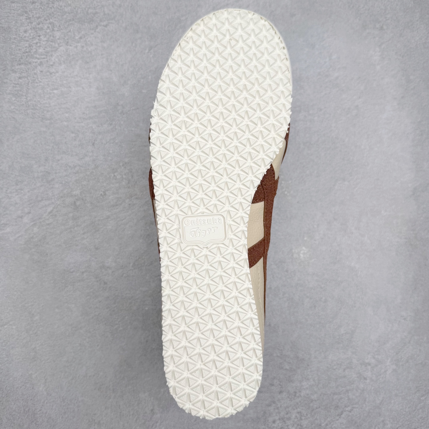 图片[9]-＃纯原福利 Asics Onitsuka Tiger MEXICO 66 亚瑟士鬼冢虎复古经典板鞋 市场最强版本 原厂牛津布加持 海外订单工厂出品 超成熟稳定的做工品控 原装全套纸板楦头开发 原汁原味 完美呈现版型 私模正确鞋底咬花纹路 一比一鞋头弧度高度鞋身弧度 绝不口嗨 细节品控鞋型随意秒杀市面 原档咬花纹路私模大底 一个单元有六个三角形 总体形拼接呈现花瓣状 官方四联吊牌 原装Ortholite轻量化鞋垫 原盒原配 质保卡 说明书 钢印防尘纸 纸板中底带钢印 乳胶组合鞋垫 支持全方位的对比专柜 产品从款式颜色造型上体现出追求舒适和细节的完美 鞋类更是推崇手工制作的严谨与完美 融舒适性与可穿性的设计风格 注重细节的完美和别致魅力 既保持稳重 又不失轻松的时尚感 尺码：36 37 37.5 38 39 39.5 40 40.5 41.5 42 42.5 43.5 44 45-选品中心