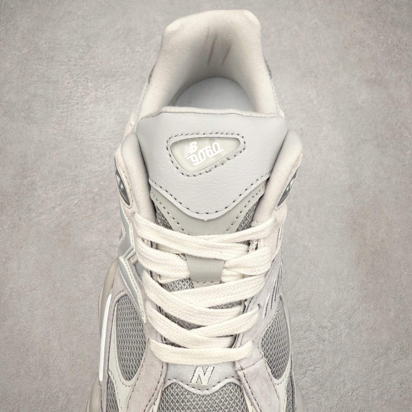 图片[5]-New Balance NB9060 复古运动鞋 新百伦又带来了新鞋型 并且是与芝加哥街头品牌 Joe Freshgoods 的联名款 鞋身主体采用了类似 990 系列的设计风格 与传统复古慢跑鞋区别不大 最大的变化就是鞋底部分 在传统设计的中底外层 增加了多个分区的模块 圆润的线条设计与我们熟悉的 New Balance 风格截然不同 但与同样充满弧形线条的鞋面搭配 看起来毫无违和感 尺码：36-45-选品中心