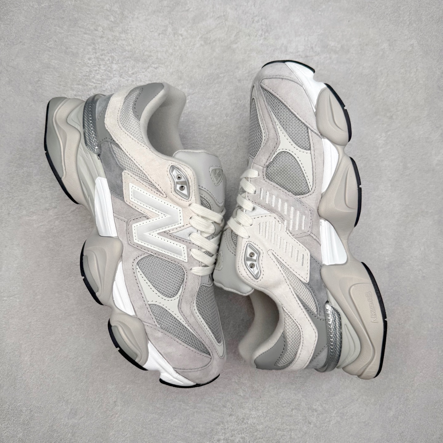 图片[3]-New Balance NB9060 复古运动鞋 新百伦又带来了新鞋型 并且是与芝加哥街头品牌 Joe Freshgoods 的联名款 鞋身主体采用了类似 990 系列的设计风格 与传统复古慢跑鞋区别不大 最大的变化就是鞋底部分 在传统设计的中底外层 增加了多个分区的模块 圆润的线条设计与我们熟悉的 New Balance 风格截然不同 但与同样充满弧形线条的鞋面搭配 看起来毫无违和感 尺码：36-45-选品中心