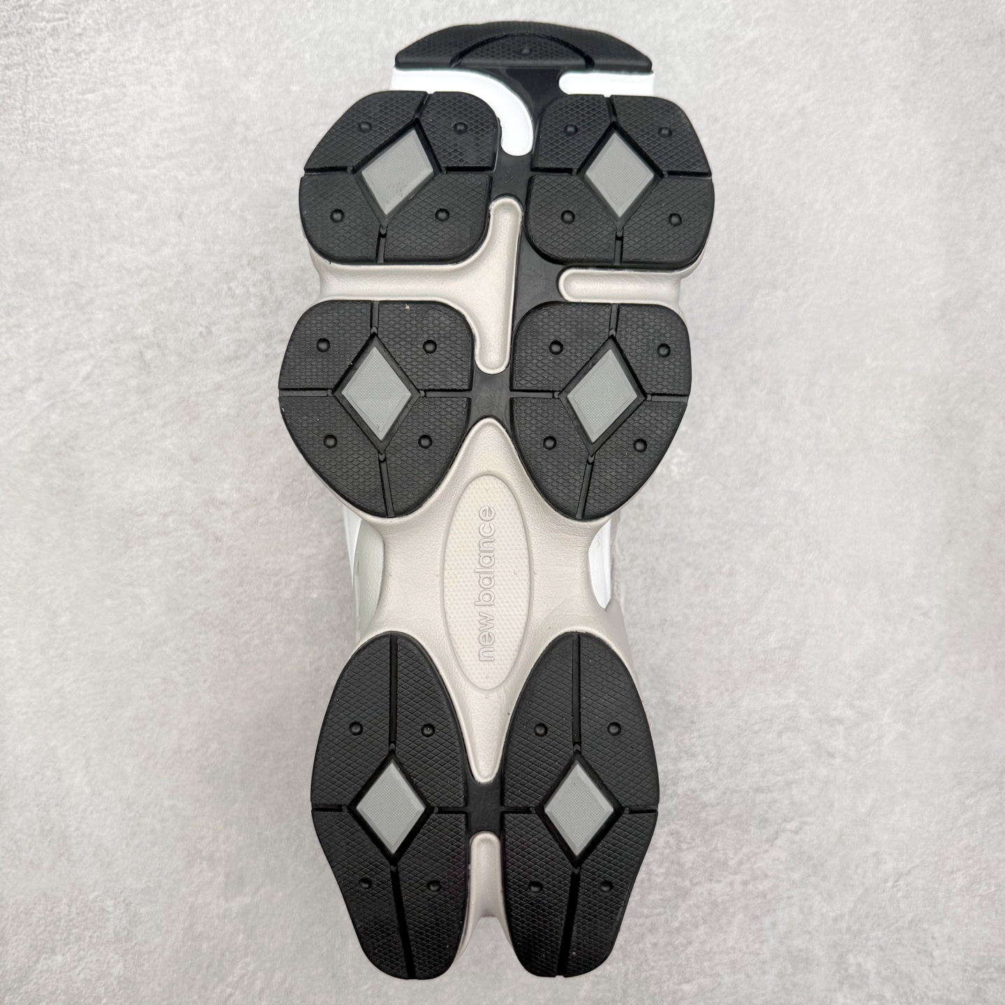 图片[9]-New Balance NB9060 复古运动鞋 新百伦又带来了新鞋型 并且是与芝加哥街头品牌 Joe Freshgoods 的联名款 鞋身主体采用了类似 990 系列的设计风格 与传统复古慢跑鞋区别不大 最大的变化就是鞋底部分 在传统设计的中底外层 增加了多个分区的模块 圆润的线条设计与我们熟悉的 New Balance 风格截然不同 但与同样充满弧形线条的鞋面搭配 看起来毫无违和感 尺码：36-45-选品中心