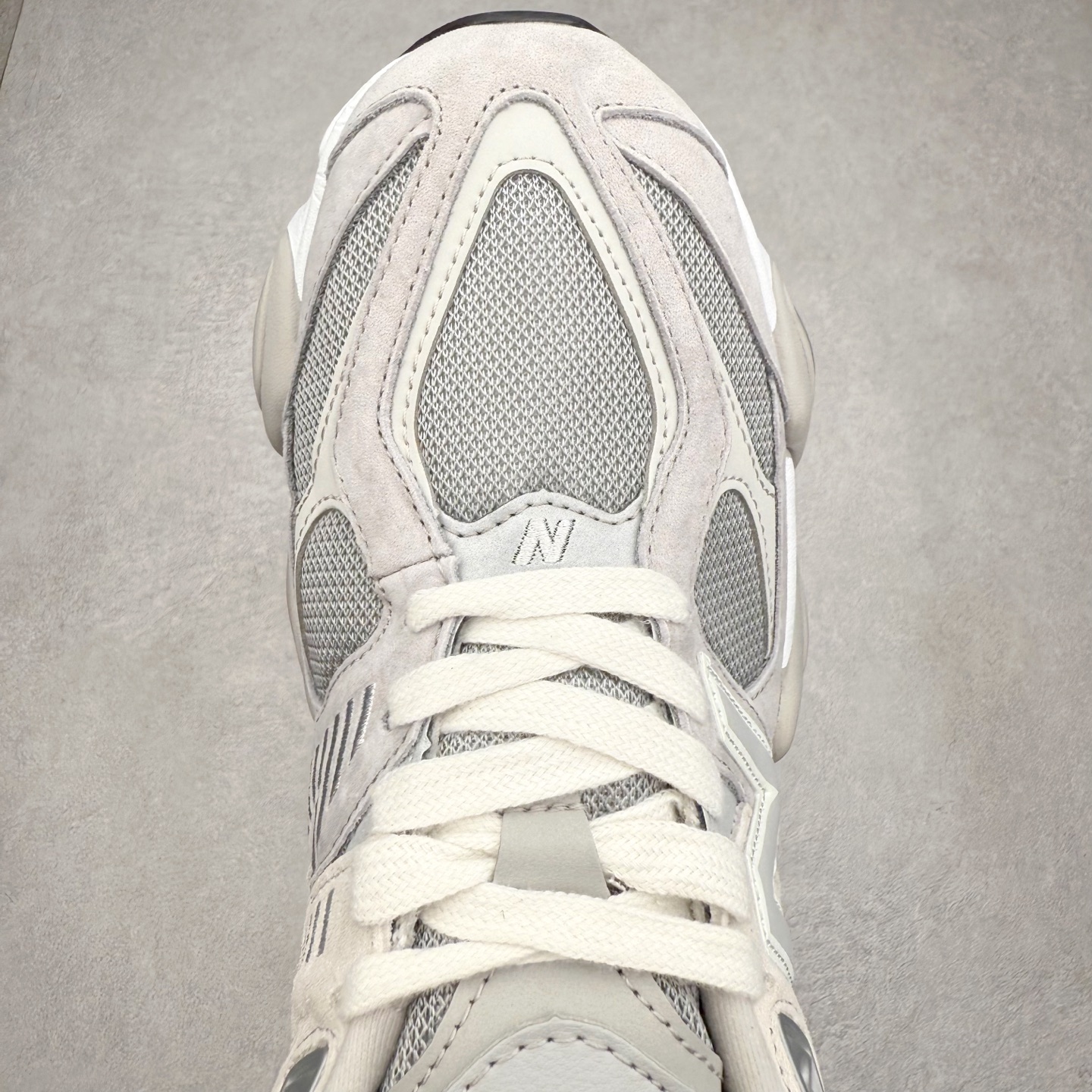 图片[4]-New Balance NB9060 复古运动鞋 新百伦又带来了新鞋型 并且是与芝加哥街头品牌 Joe Freshgoods 的联名款 鞋身主体采用了类似 990 系列的设计风格 与传统复古慢跑鞋区别不大 最大的变化就是鞋底部分 在传统设计的中底外层 增加了多个分区的模块 圆润的线条设计与我们熟悉的 New Balance 风格截然不同 但与同样充满弧形线条的鞋面搭配 看起来毫无违和感 尺码：36-45-选品中心