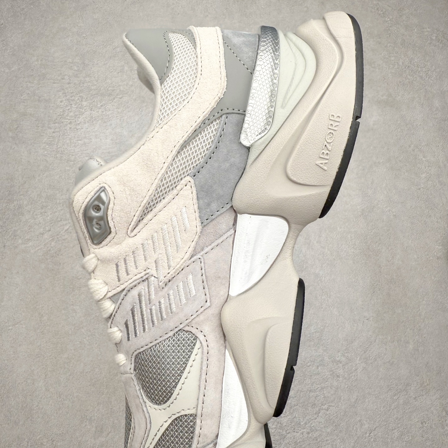 图片[7]-New Balance NB9060 复古运动鞋 新百伦又带来了新鞋型 并且是与芝加哥街头品牌 Joe Freshgoods 的联名款 鞋身主体采用了类似 990 系列的设计风格 与传统复古慢跑鞋区别不大 最大的变化就是鞋底部分 在传统设计的中底外层 增加了多个分区的模块 圆润的线条设计与我们熟悉的 New Balance 风格截然不同 但与同样充满弧形线条的鞋面搭配 看起来毫无违和感 尺码：36-45-选品中心