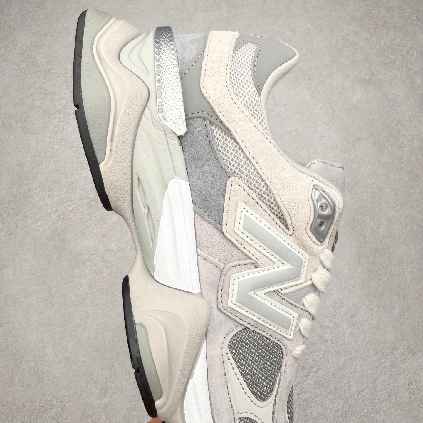 图片[6]-New Balance NB9060 复古运动鞋 新百伦又带来了新鞋型 并且是与芝加哥街头品牌 Joe Freshgoods 的联名款 鞋身主体采用了类似 990 系列的设计风格 与传统复古慢跑鞋区别不大 最大的变化就是鞋底部分 在传统设计的中底外层 增加了多个分区的模块 圆润的线条设计与我们熟悉的 New Balance 风格截然不同 但与同样充满弧形线条的鞋面搭配 看起来毫无违和感 尺码：36-45-选品中心