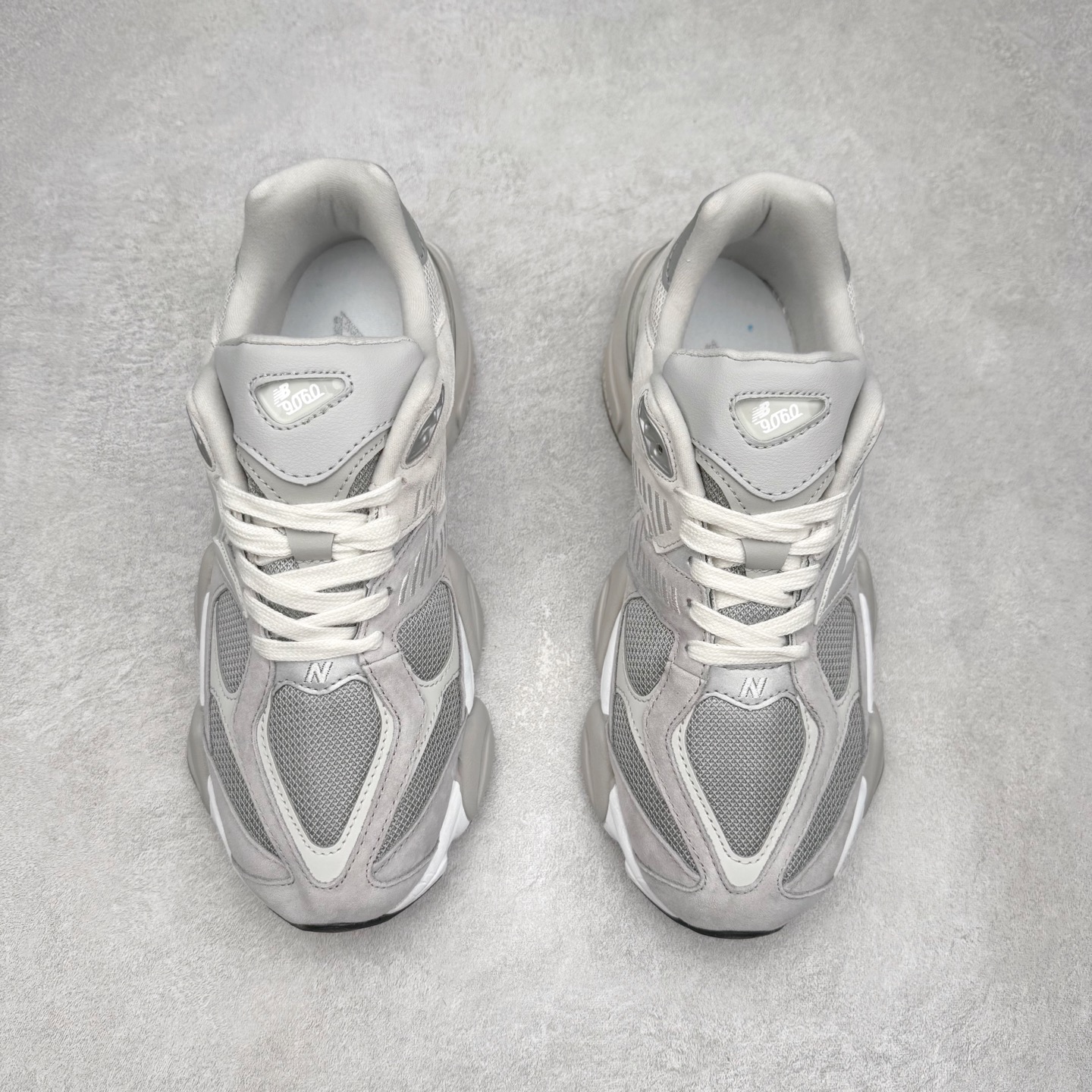 图片[2]-New Balance NB9060 复古运动鞋 新百伦又带来了新鞋型 并且是与芝加哥街头品牌 Joe Freshgoods 的联名款 鞋身主体采用了类似 990 系列的设计风格 与传统复古慢跑鞋区别不大 最大的变化就是鞋底部分 在传统设计的中底外层 增加了多个分区的模块 圆润的线条设计与我们熟悉的 New Balance 风格截然不同 但与同样充满弧形线条的鞋面搭配 看起来毫无违和感 尺码：36-45-选品中心