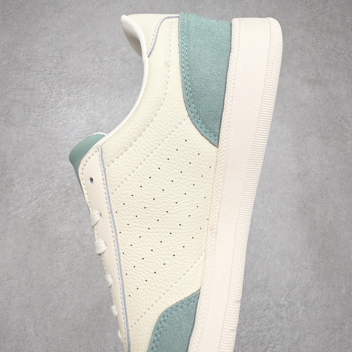 图片[7]-DESCENTE Chron 迪桑特复古拼接 舒适百搭 耐磨低帮生活休闲鞋 是一款集复古与现代于一体的低帮跑步鞋 简洁的牛皮鞋面不仅彰显出时尚的质感 还适用于多种场合的穿搭 这款鞋子的透气性能极佳 轻质弹性鞋底则提供了良好的舒适度和耐磨性 使你在行走或跑步时都能感受到脚底的柔软与支撑 尺码：36 36.5 37.5 38 38.5 39 40 40.5 41 42 42.5 43 44 44.5 45-选品中心