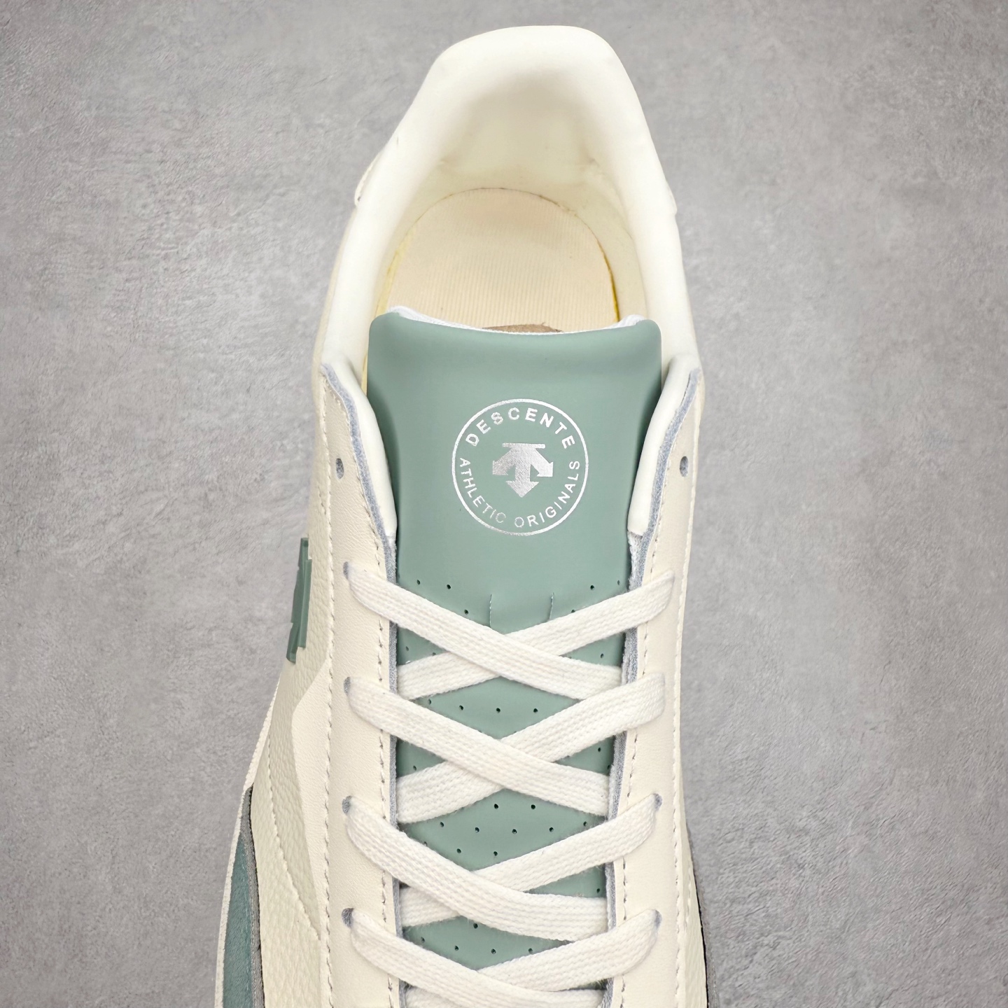 图片[5]-DESCENTE Chron 迪桑特复古拼接 舒适百搭 耐磨低帮生活休闲鞋 是一款集复古与现代于一体的低帮跑步鞋 简洁的牛皮鞋面不仅彰显出时尚的质感 还适用于多种场合的穿搭 这款鞋子的透气性能极佳 轻质弹性鞋底则提供了良好的舒适度和耐磨性 使你在行走或跑步时都能感受到脚底的柔软与支撑 尺码：36 36.5 37.5 38 38.5 39 40 40.5 41 42 42.5 43 44 44.5 45-选品中心