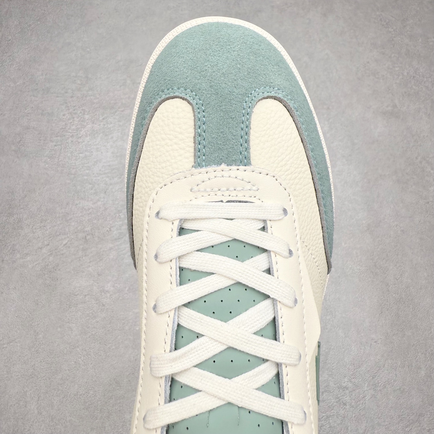 图片[4]-DESCENTE Chron 迪桑特复古拼接 舒适百搭 耐磨低帮生活休闲鞋 是一款集复古与现代于一体的低帮跑步鞋 简洁的牛皮鞋面不仅彰显出时尚的质感 还适用于多种场合的穿搭 这款鞋子的透气性能极佳 轻质弹性鞋底则提供了良好的舒适度和耐磨性 使你在行走或跑步时都能感受到脚底的柔软与支撑 尺码：36 36.5 37.5 38 38.5 39 40 40.5 41 42 42.5 43 44 44.5 45-选品中心