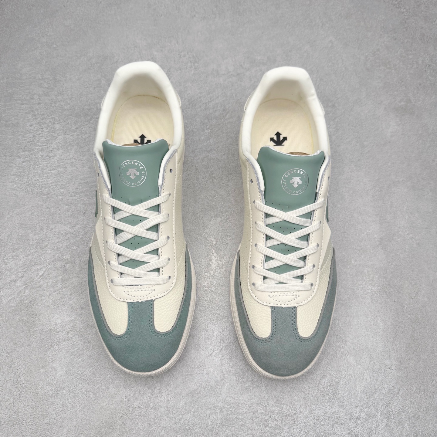 图片[2]-DESCENTE Chron 迪桑特复古拼接 舒适百搭 耐磨低帮生活休闲鞋 是一款集复古与现代于一体的低帮跑步鞋 简洁的牛皮鞋面不仅彰显出时尚的质感 还适用于多种场合的穿搭 这款鞋子的透气性能极佳 轻质弹性鞋底则提供了良好的舒适度和耐磨性 使你在行走或跑步时都能感受到脚底的柔软与支撑 尺码：36 36.5 37.5 38 38.5 39 40 40.5 41 42 42.5 43 44 44.5 45-选品中心