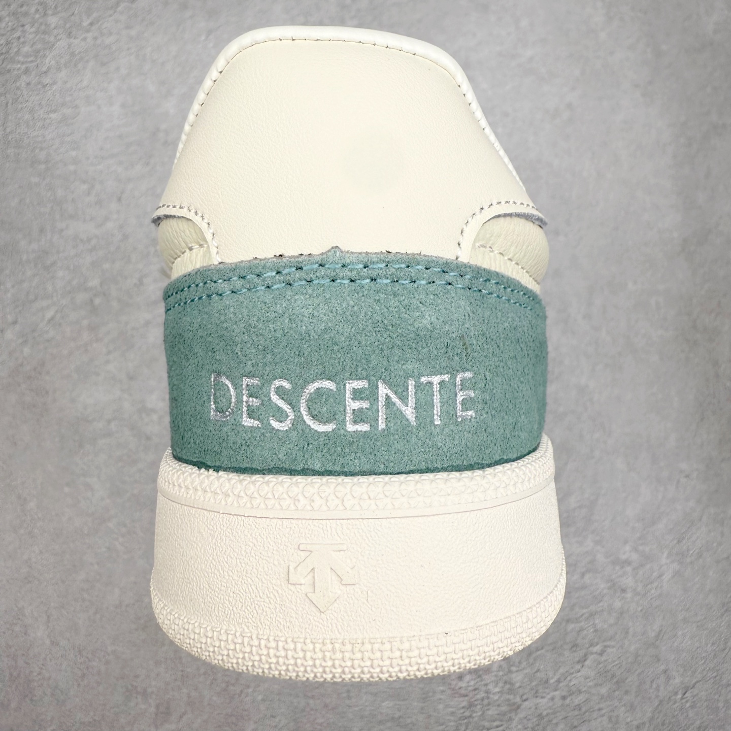 图片[8]-DESCENTE Chron 迪桑特复古拼接 舒适百搭 耐磨低帮生活休闲鞋 是一款集复古与现代于一体的低帮跑步鞋 简洁的牛皮鞋面不仅彰显出时尚的质感 还适用于多种场合的穿搭 这款鞋子的透气性能极佳 轻质弹性鞋底则提供了良好的舒适度和耐磨性 使你在行走或跑步时都能感受到脚底的柔软与支撑 尺码：36 36.5 37.5 38 38.5 39 40 40.5 41 42 42.5 43 44 44.5 45-选品中心